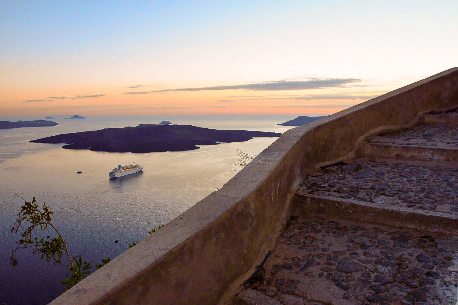 Vue sur la caldeira de Santorin au coucher du soleil