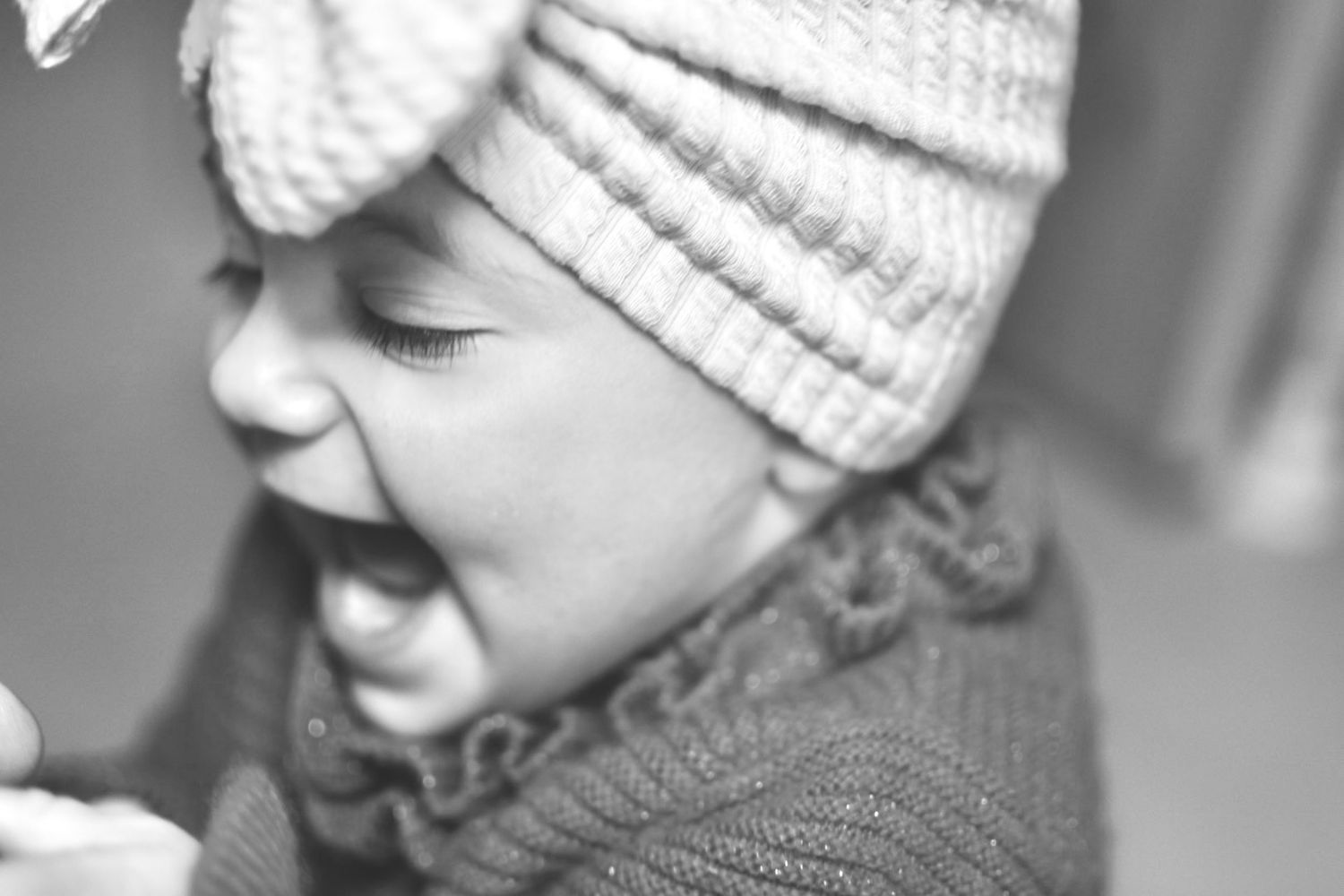 Portrait en noir et blanc d'un bébé souriant à Langon, en Sud-Gironde