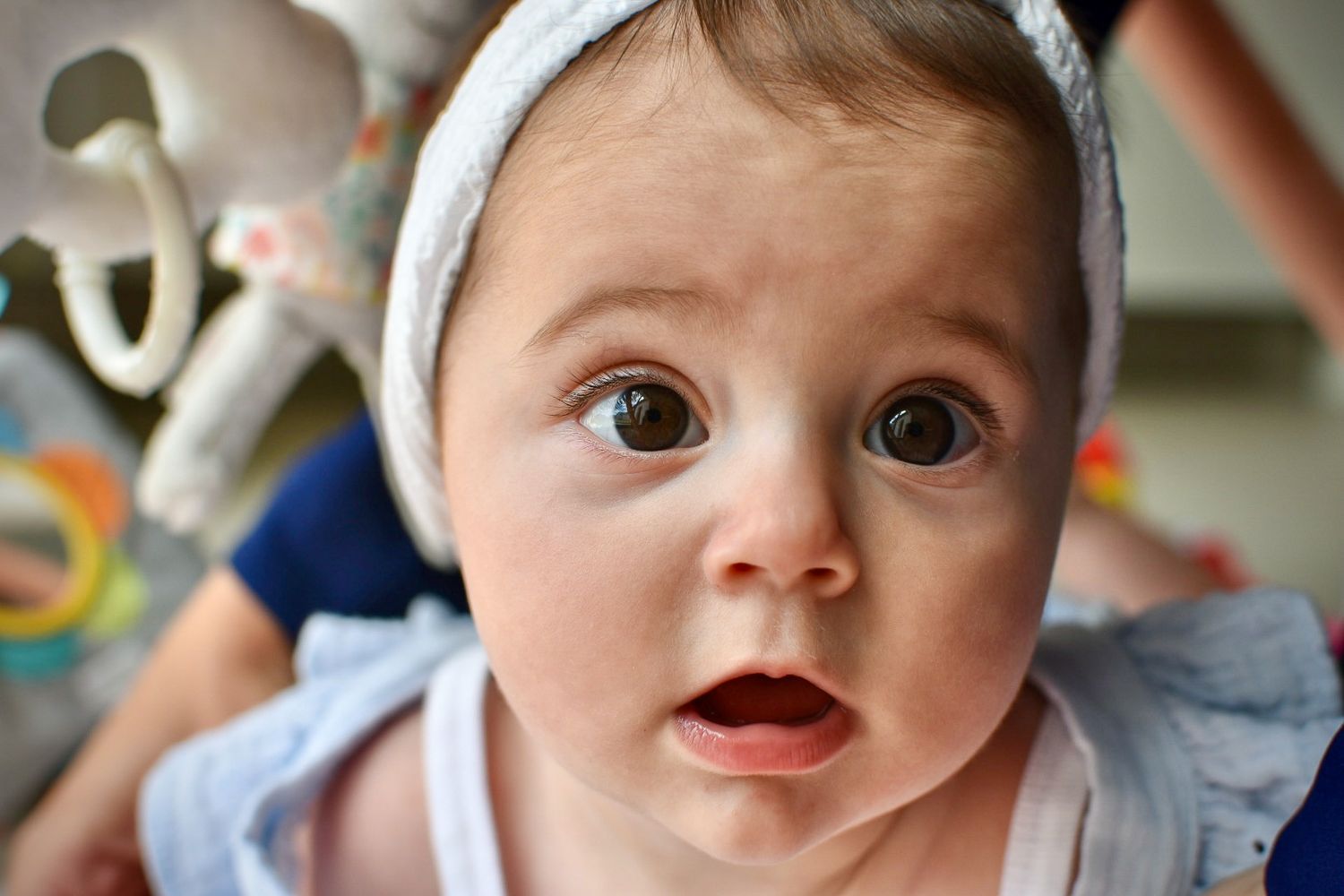 Portrait d'un bébé de quelques mois allongé sur le ventre à Langon, en Sud-Gironde