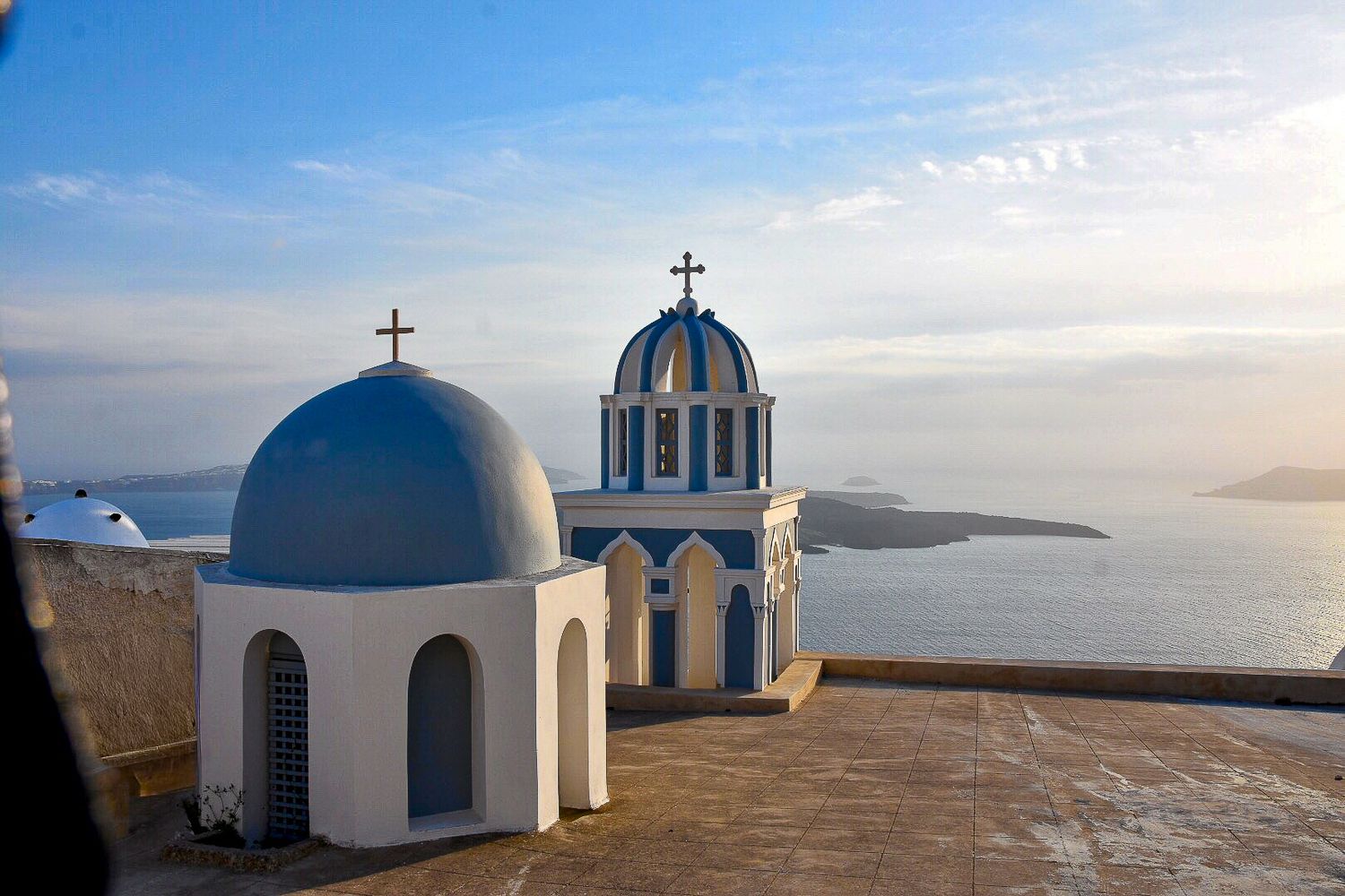 Églises aux dômes bleus sur la caldeira à Oia, sur l'île de Santorin