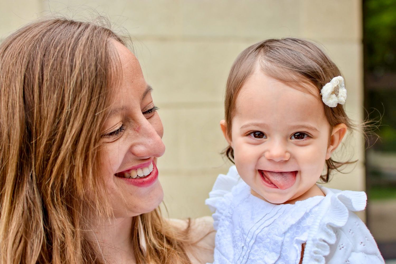 Mère et fille souriantes lors d'un mariage à Langon, en Sud-Gironde