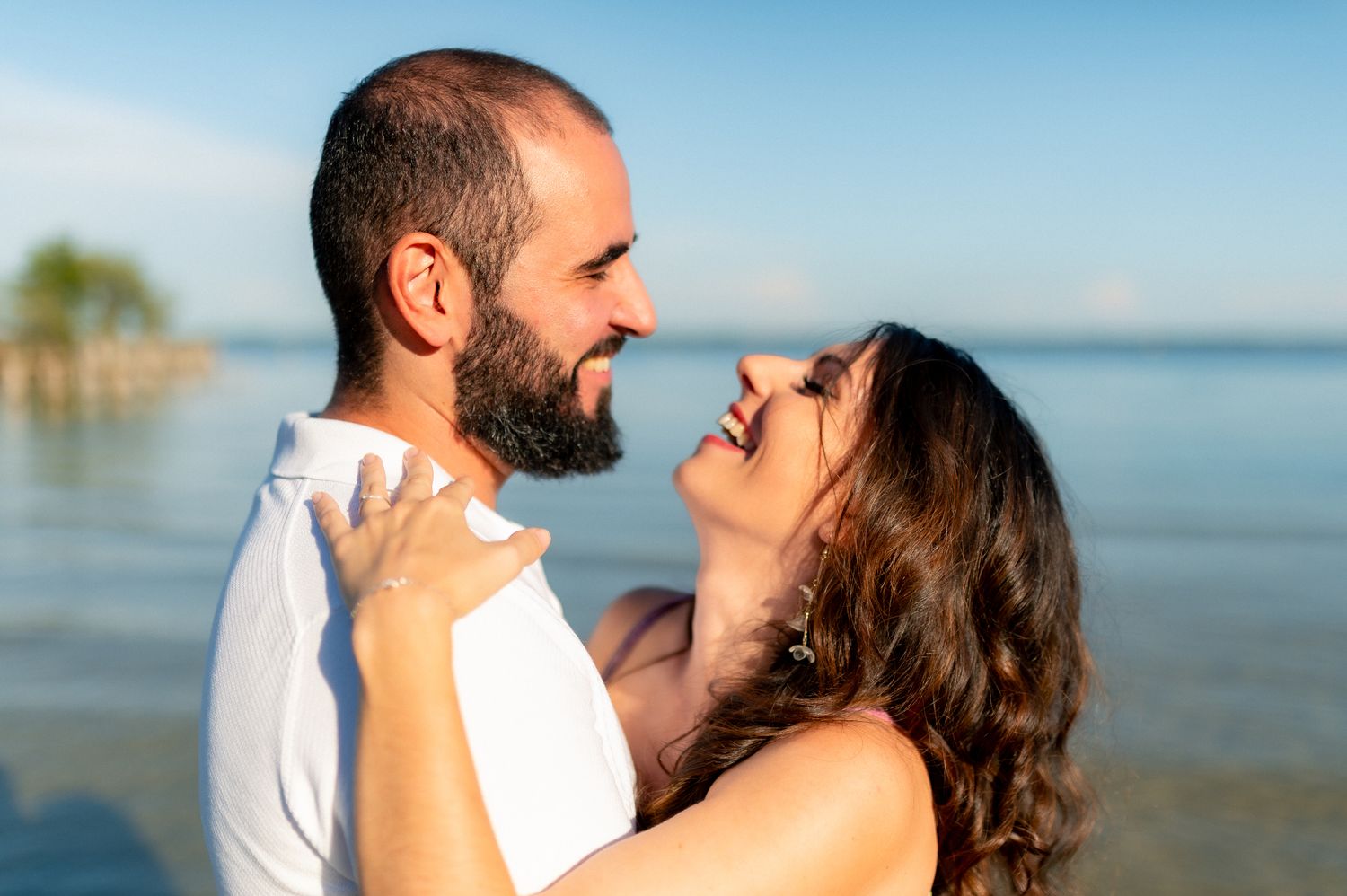 Couple amoureux échangeant un regard tendre au bord du lac de Biscarrosse