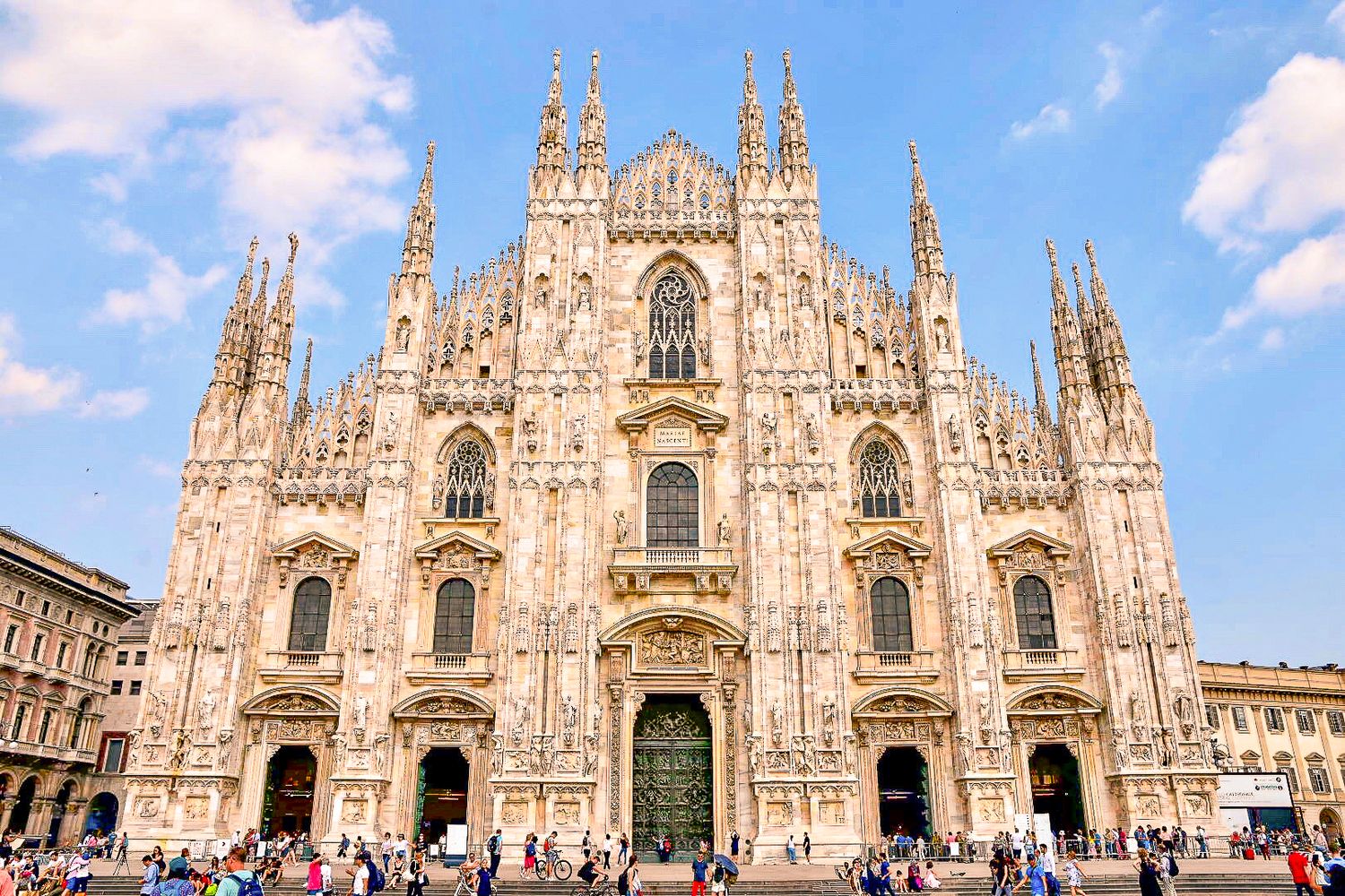 Façade du Duomo de Milan sous un ciel bleu