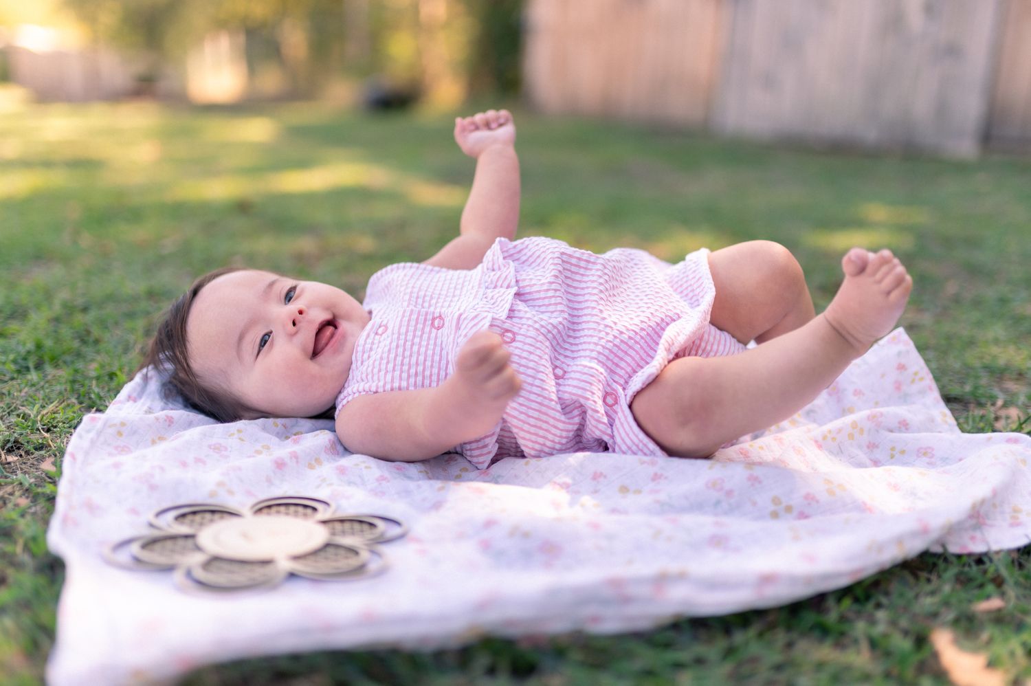 Séance photo famille d'un enfant souriant dans l'herbe au Nizan, à proximité de Langon