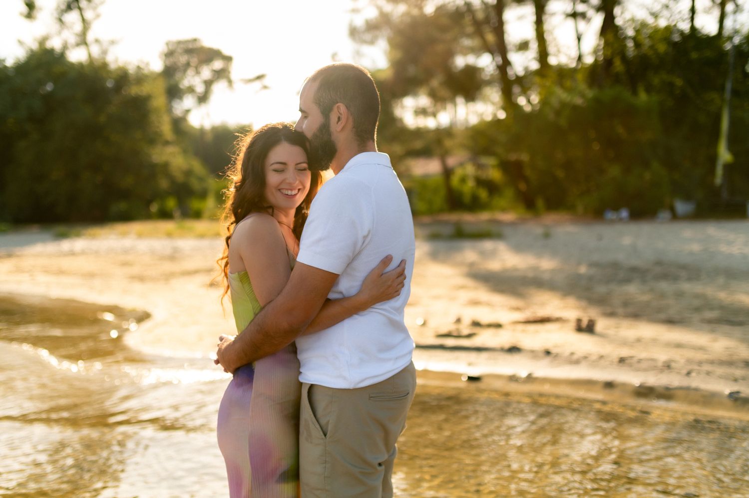 Couple enlacé dans l’eau lors d’une séance photo à Biscarrosse