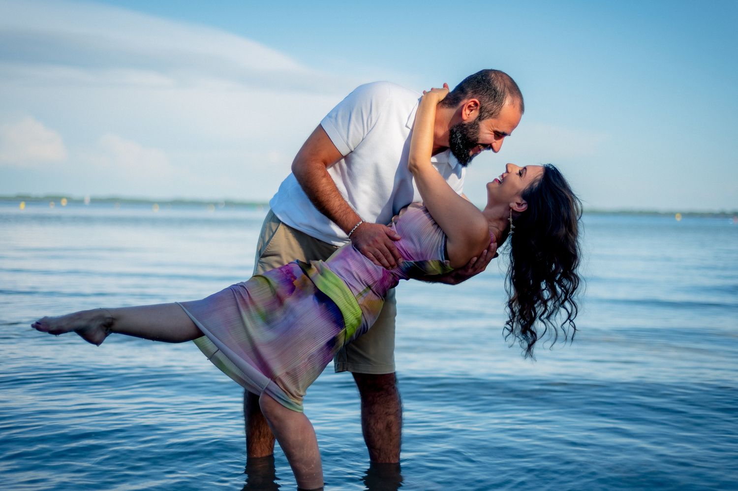 Couple partageant un moment tendre dans l’eau à Biscarrosse