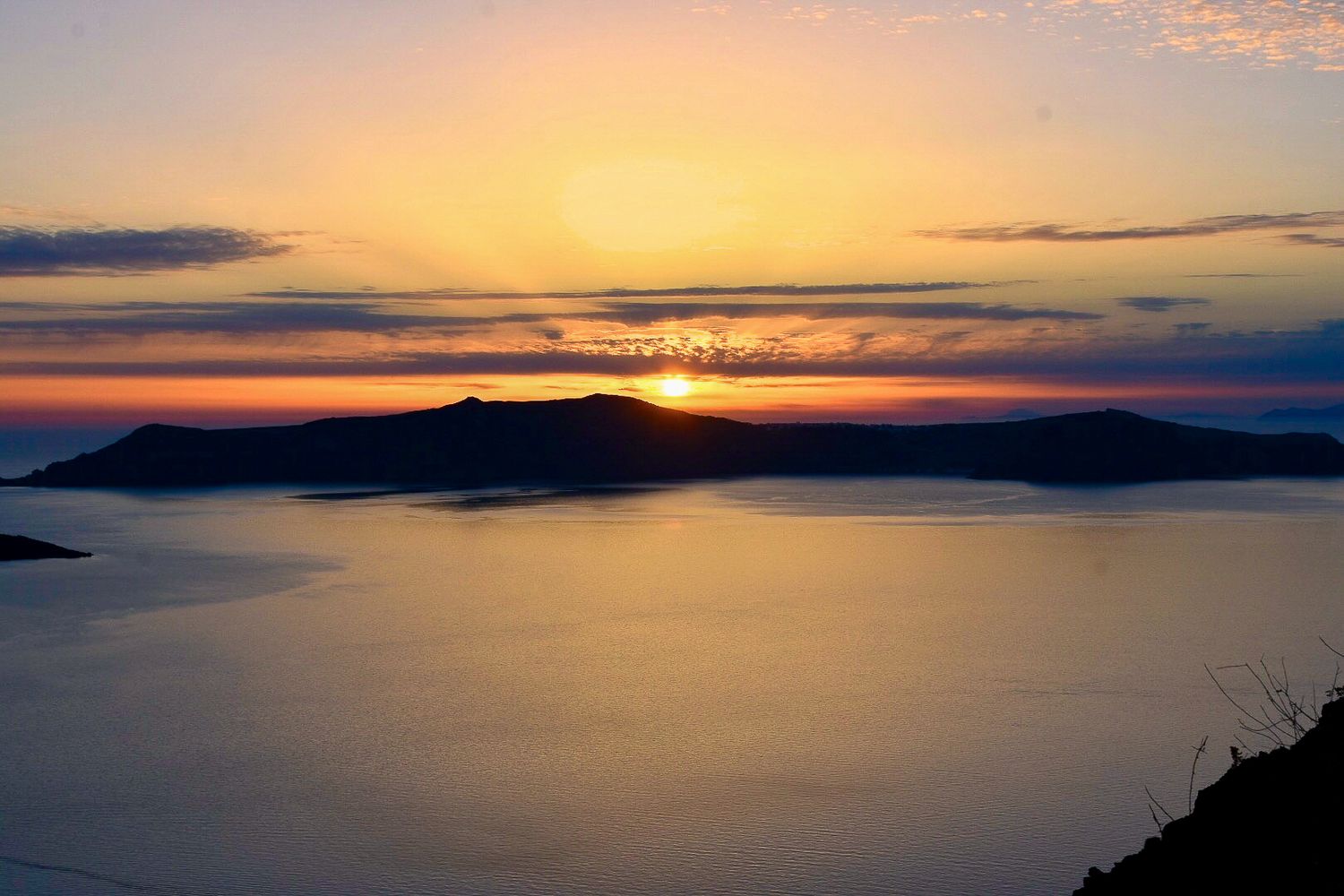 Coucher de soleil sur la caldeira de Santorin en Grèce