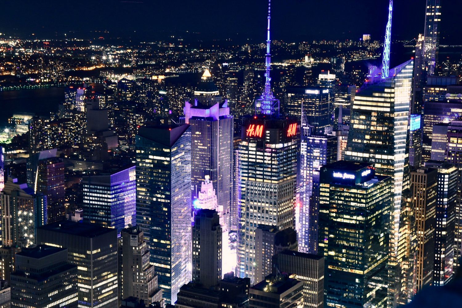 Vue nocturne de Manhattan depuis l'Empire State Building à New York