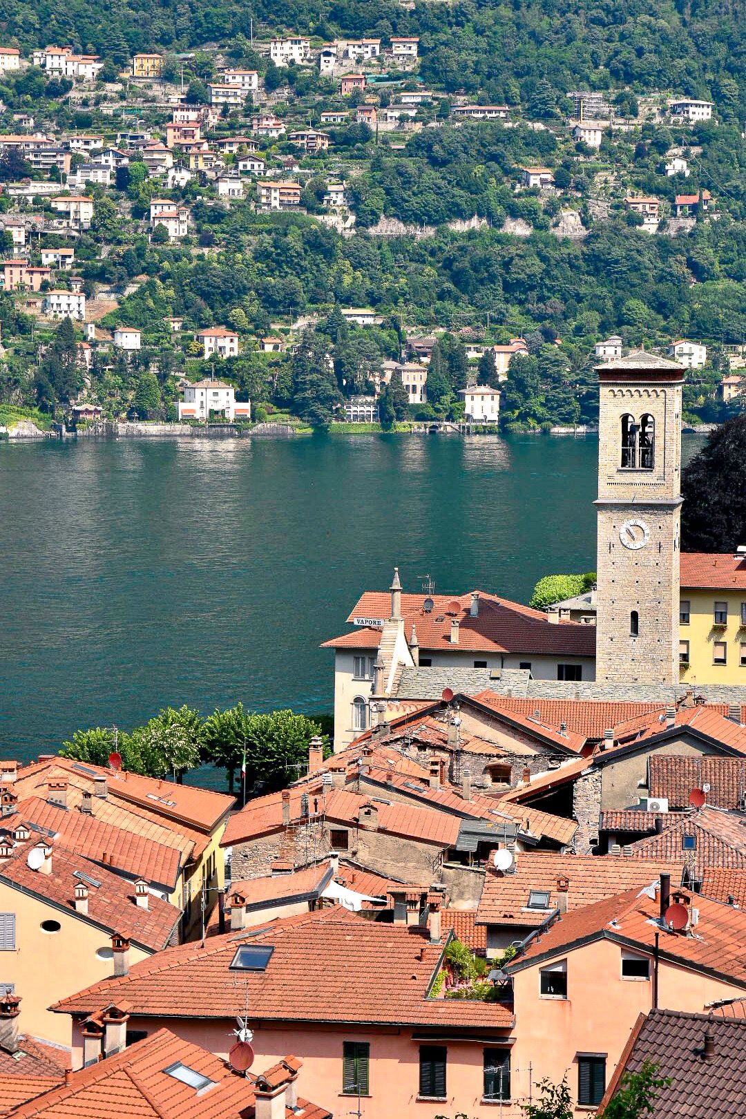 Vue de Varenna et de son clocher au bord du lac de Côme en Italie