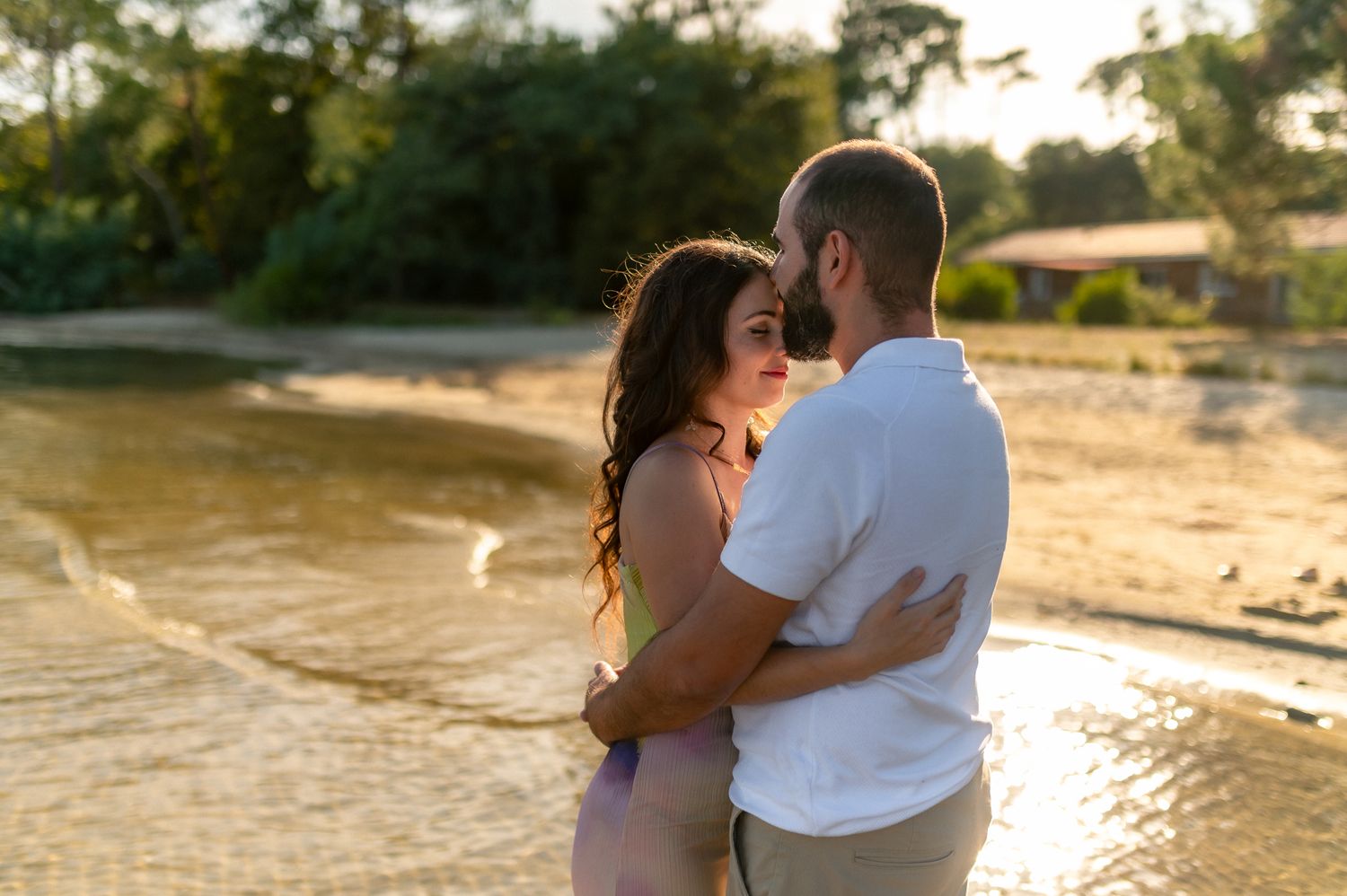 Couple enlacé au bord de l’eau lors d’une séance engagement à Biscarrosse