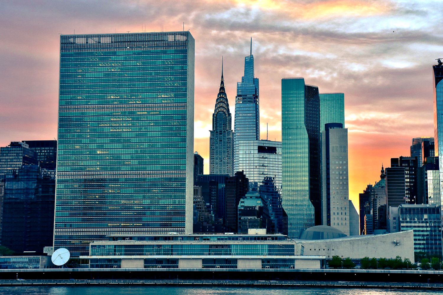 Vue du siège des Nations unies au bord de l'East River à New York au coucher du soleil