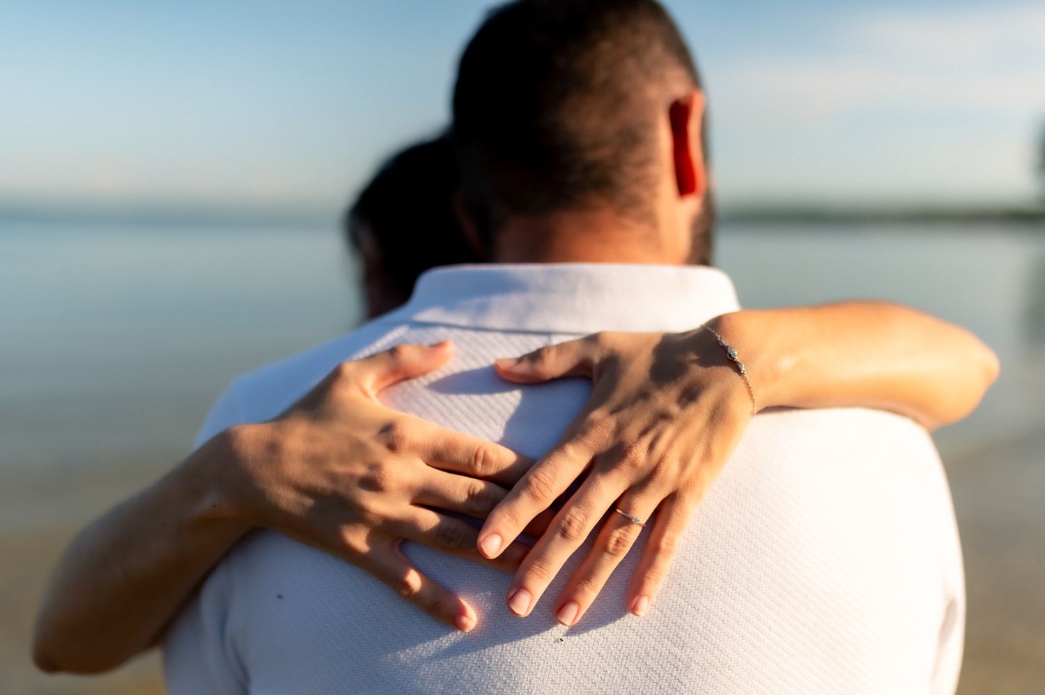 Couple enlacé avec alliance visible lors d’une séance engagement à Biscarrosse