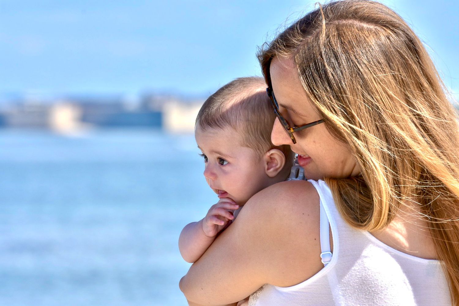 Maman portant sa fille bébé au bord du bassin d'Arcachon
