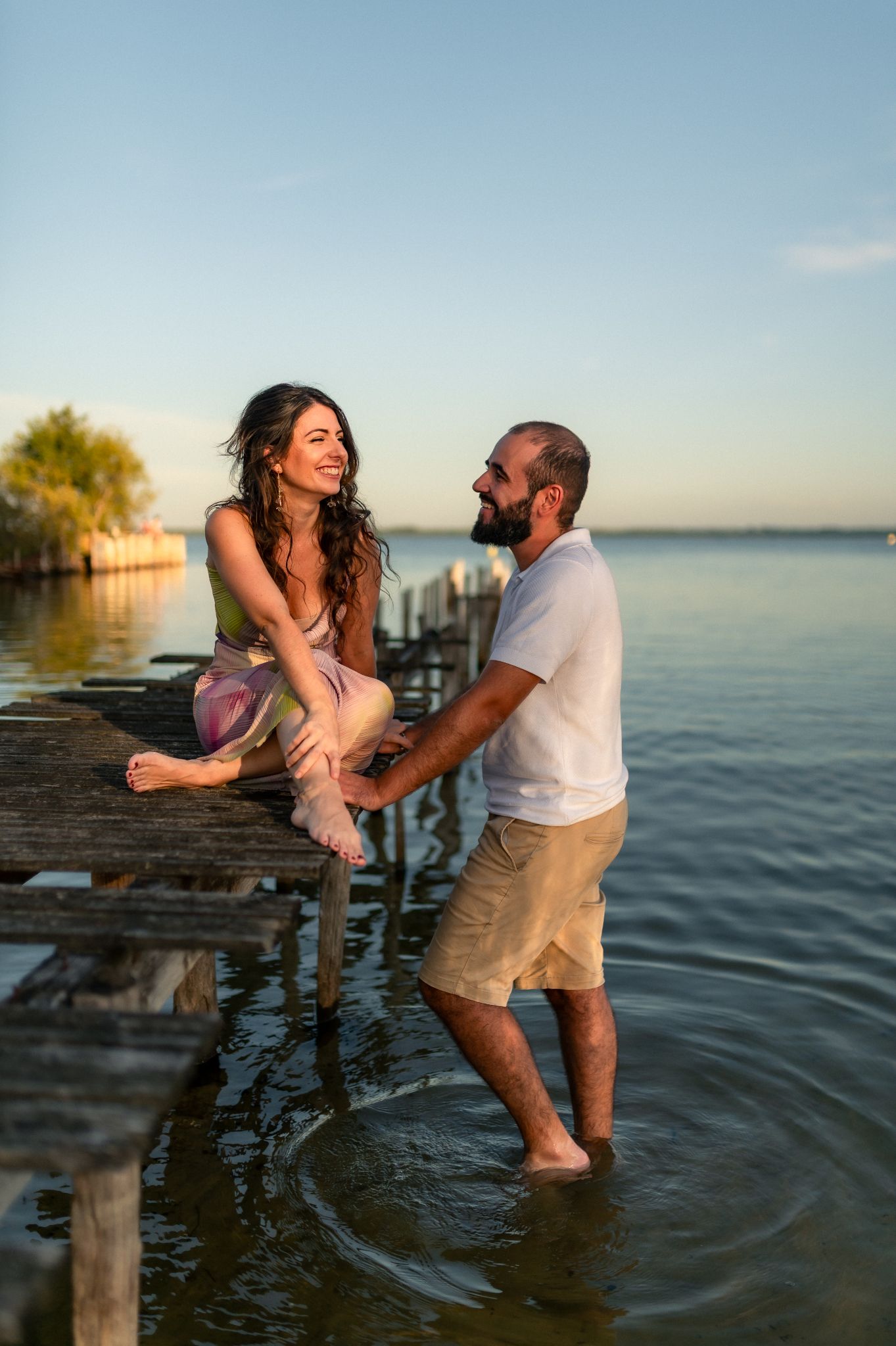 Couple profitant d’un moment complice au bord de l’eau à Biscarrosse