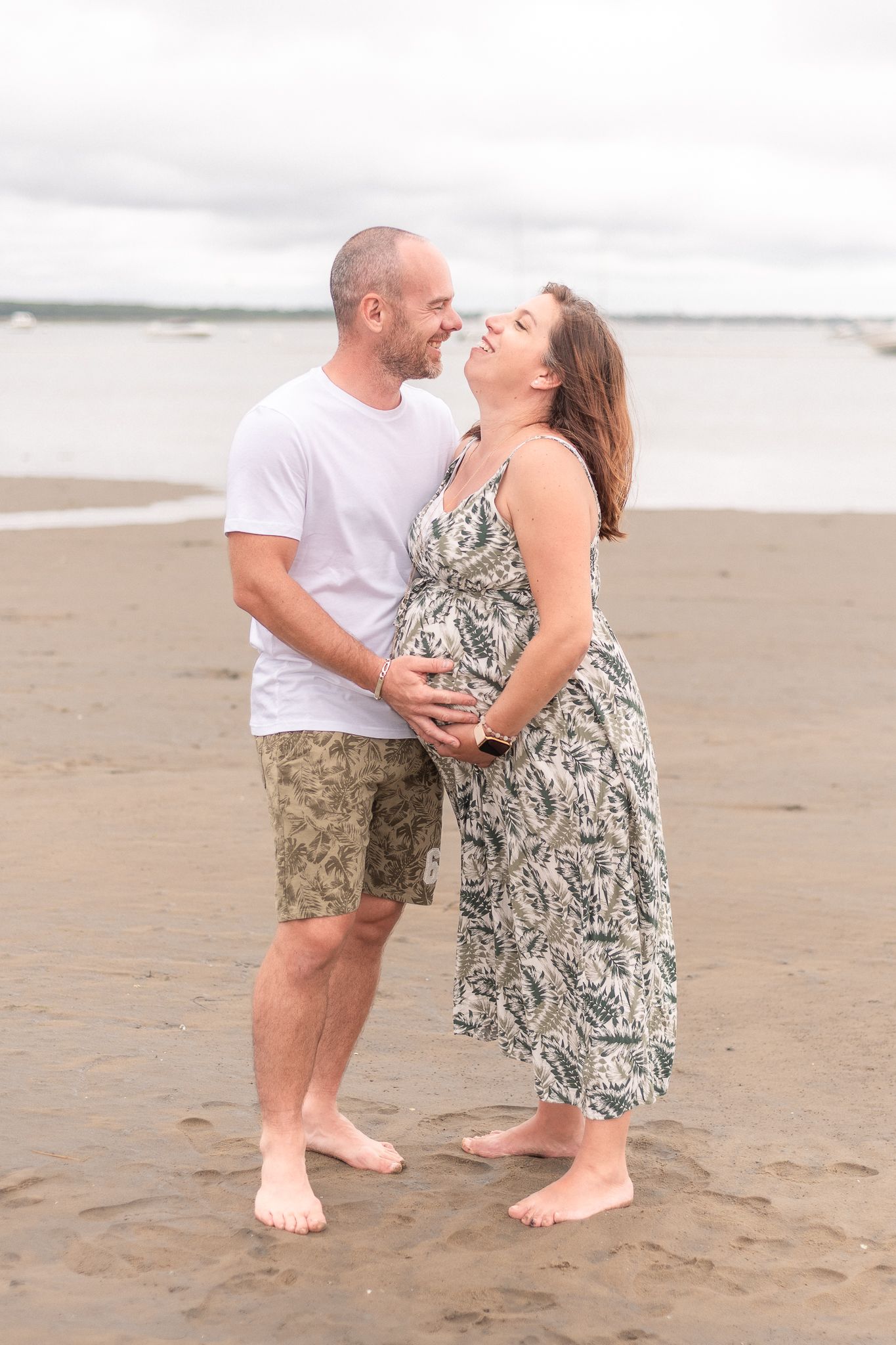 Couple attendant un bébé et échangeant un moment tendre à Claouey