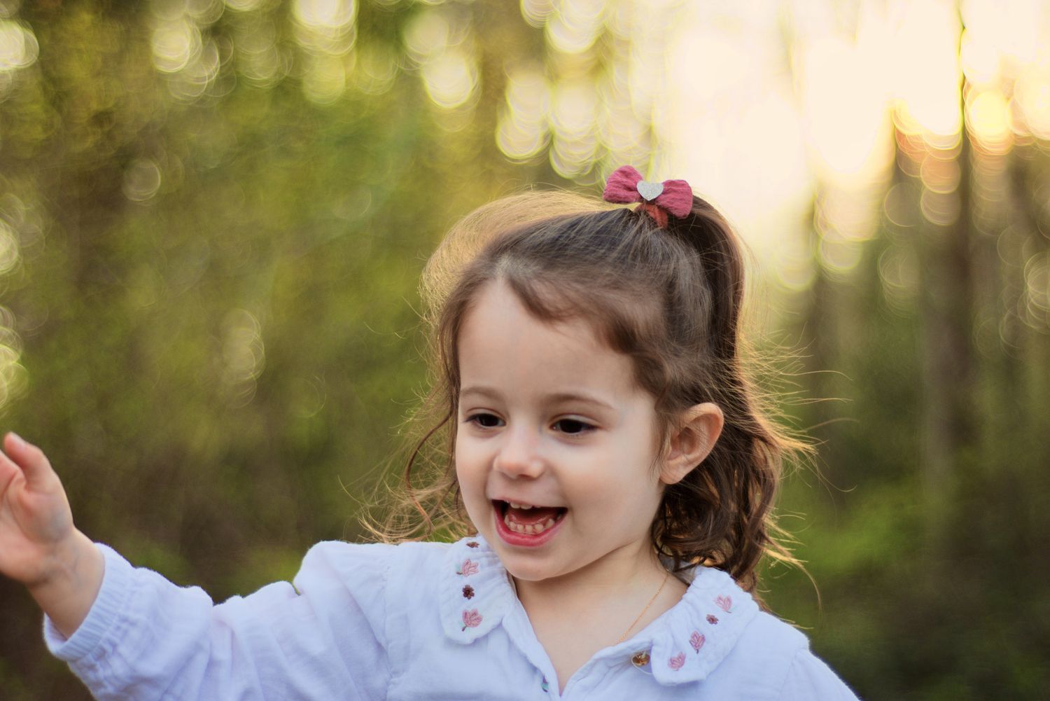 Petite fille de trois ans souriante dans les bois au Nizan, près de Langon en Sud-Gironde