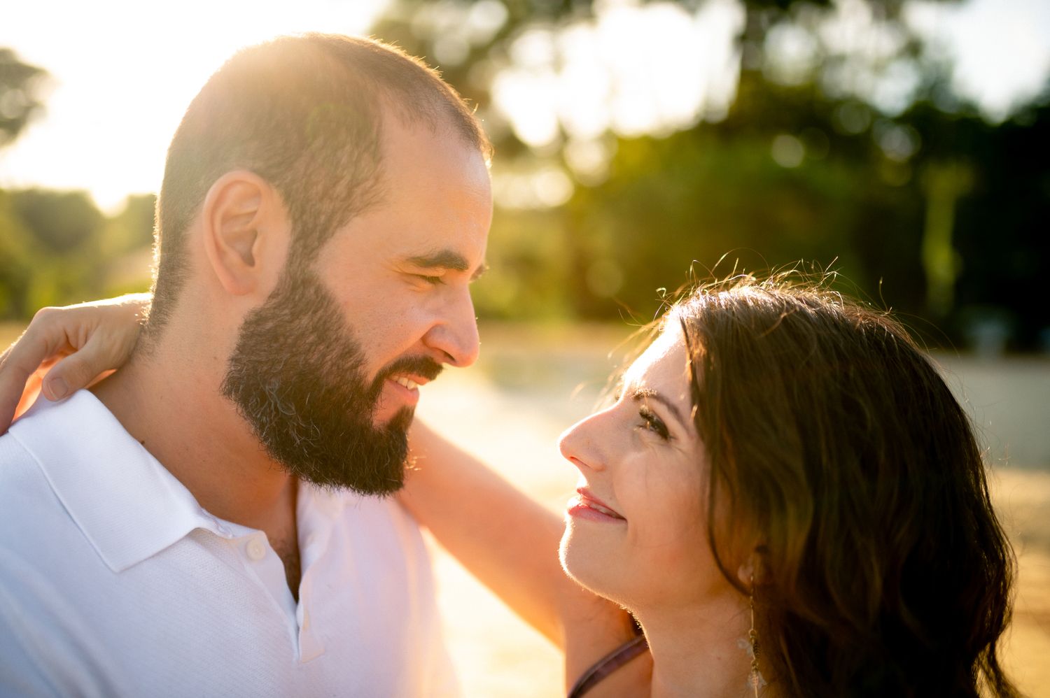 Couple amoureux échangeant un regard tendre au coucher du soleil à Biscarrosse