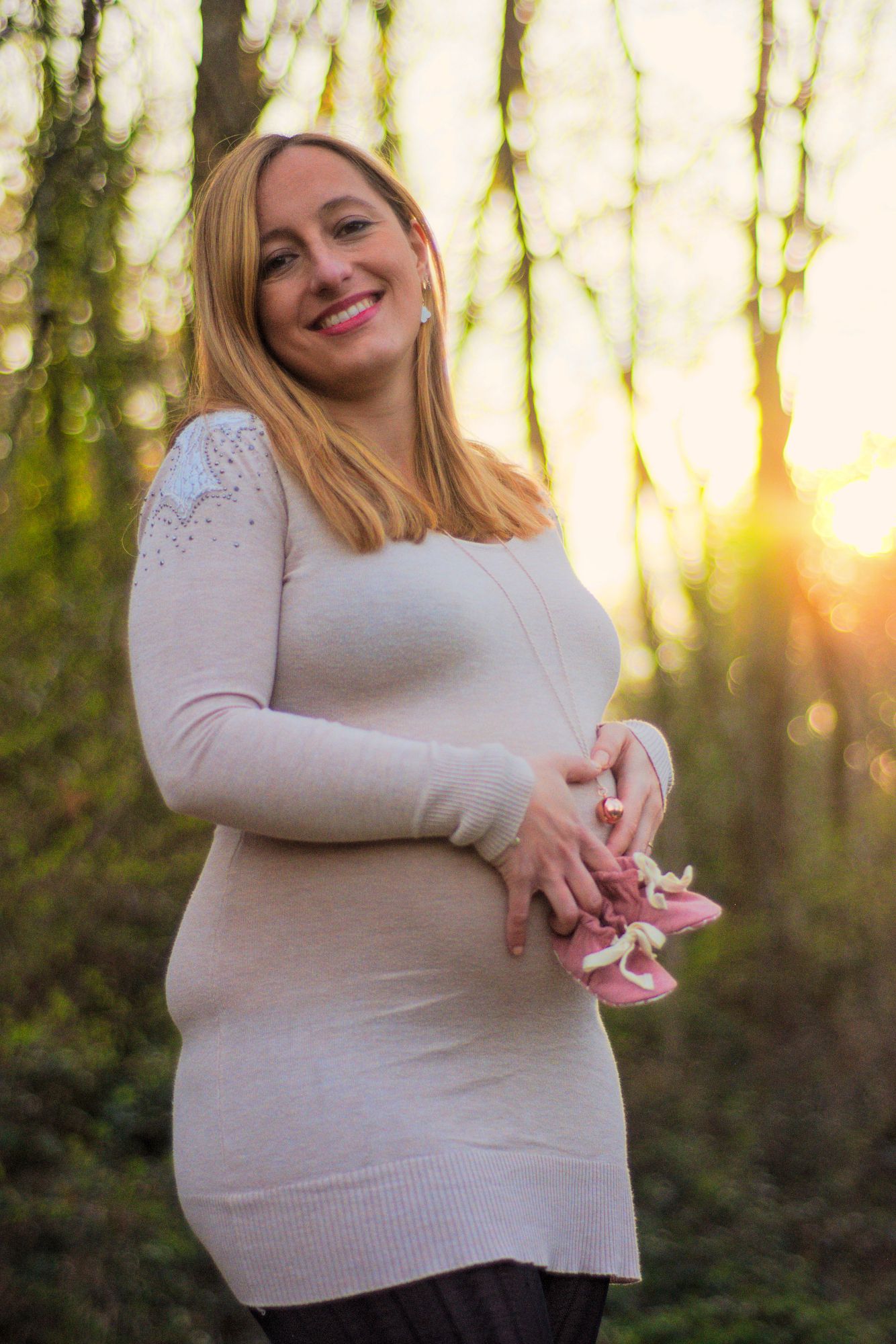 Femme enceinte photographiée au coucher du soleil dans les bois au Nizan, près de Langon en Sud-Gironde