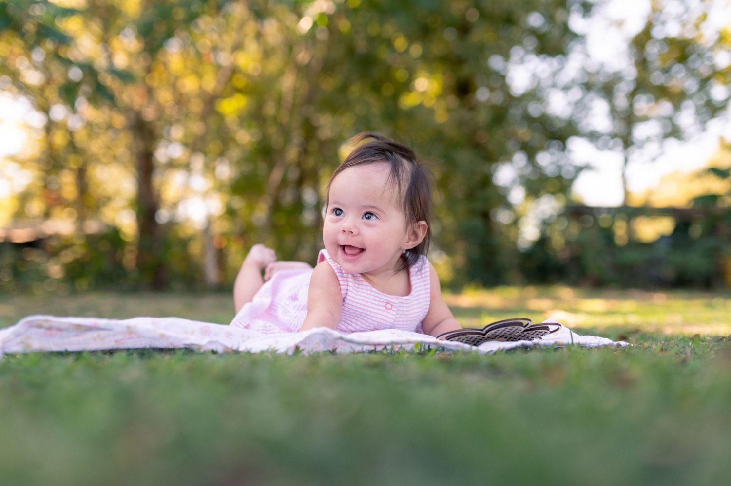 Séance photo famille d'un enfant souriant avec un joli bokeh au Nizan, à proximité de Langon