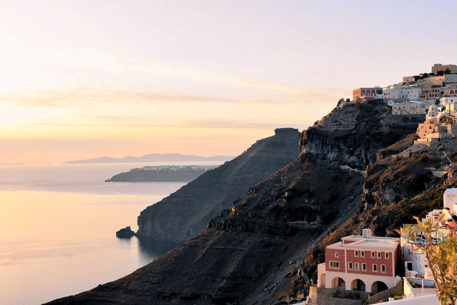 Vue des maisons blanches d'Oia surplombant la mer Égée à Santorin