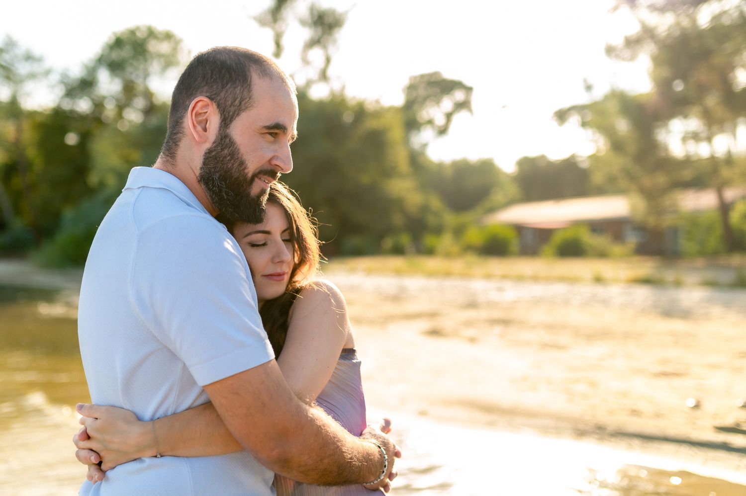 Couple enlacé au bord de l’eau lors d’une séance engagement à Biscarrosse