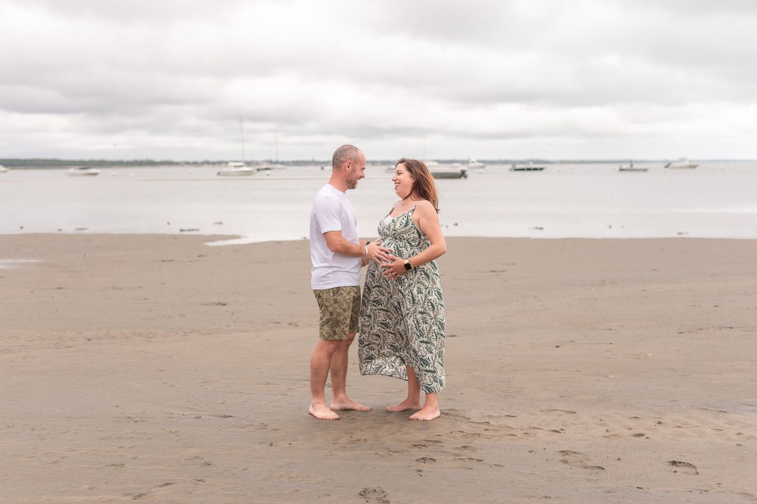 Couple attendant un bébé sur la plage à Claouey, face à l’océan