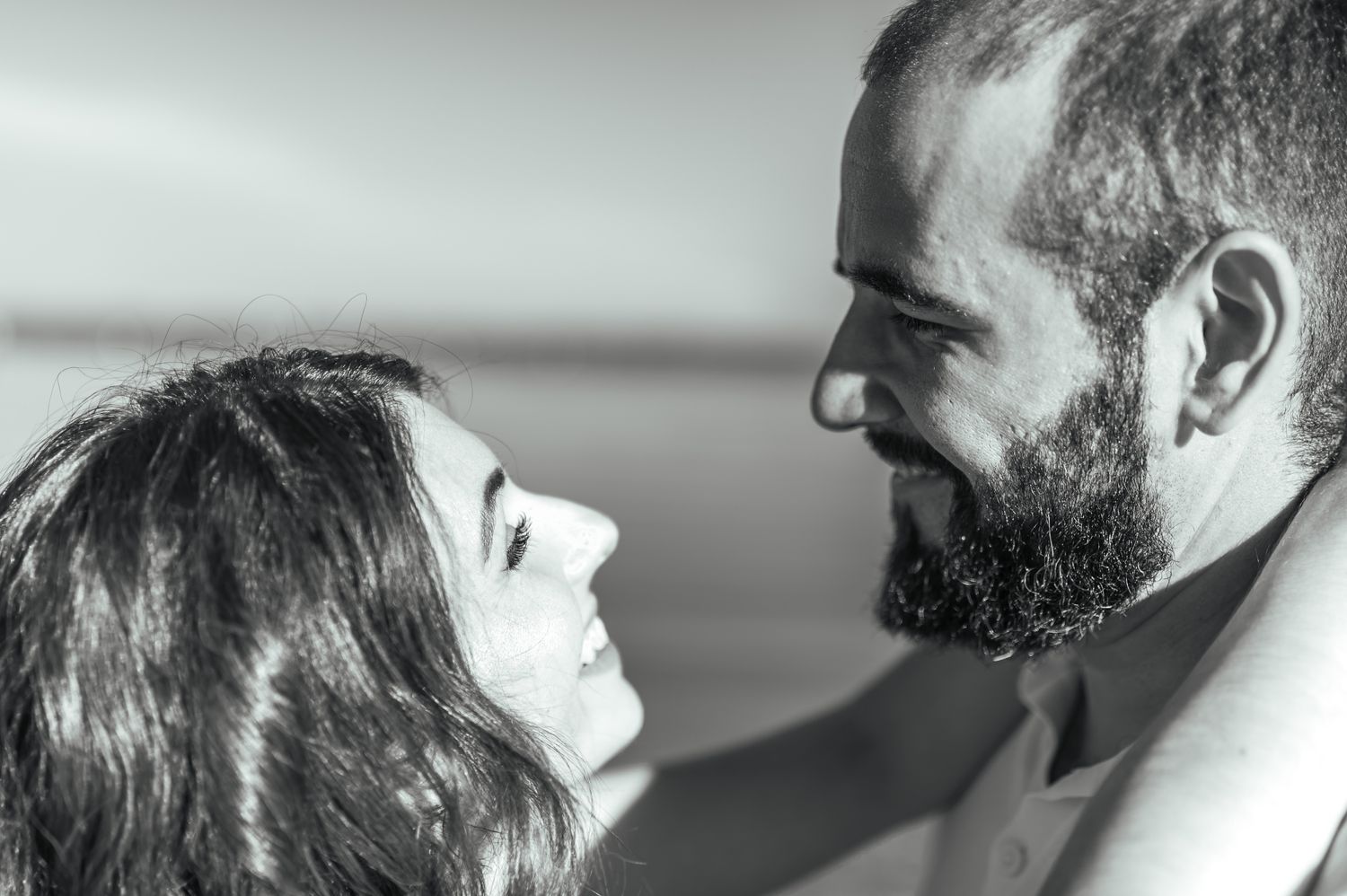 Couple échangeant un regard complice au bord du lac de Biscarrosse