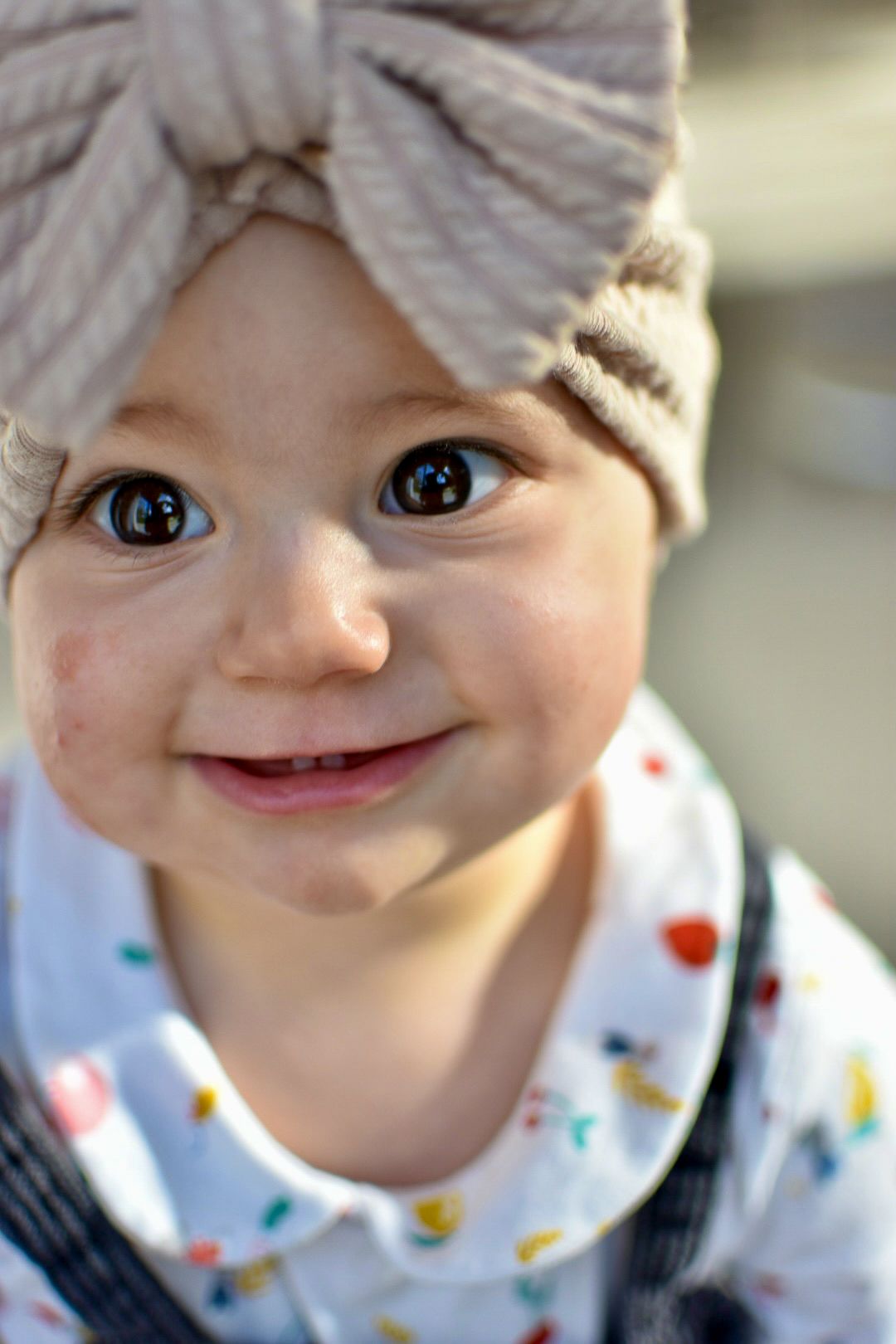 Portrait d'un bébé souriant dans une maison à Langon