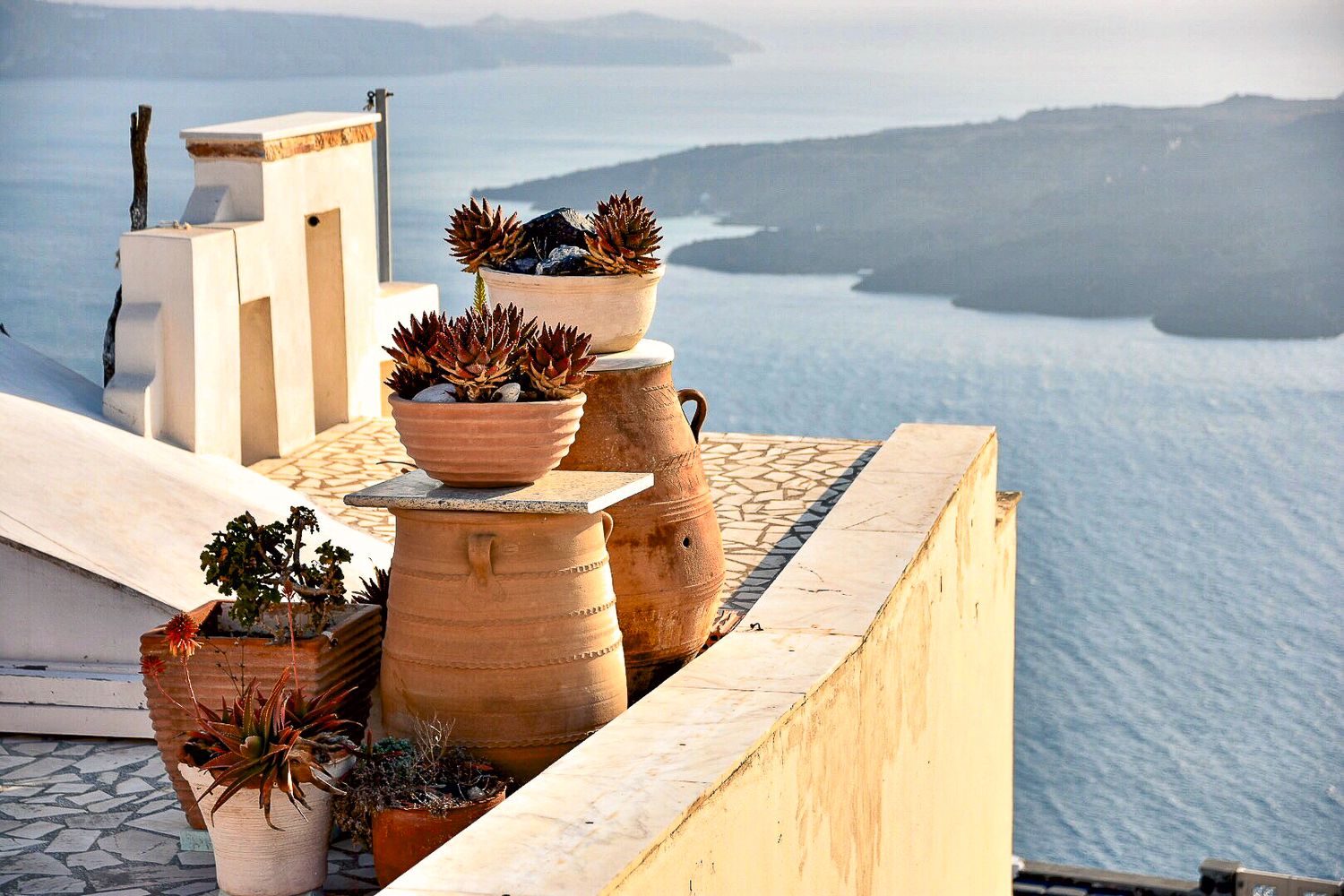 Vue sur la mer depuis les toits blancs d'Oia à Santorin