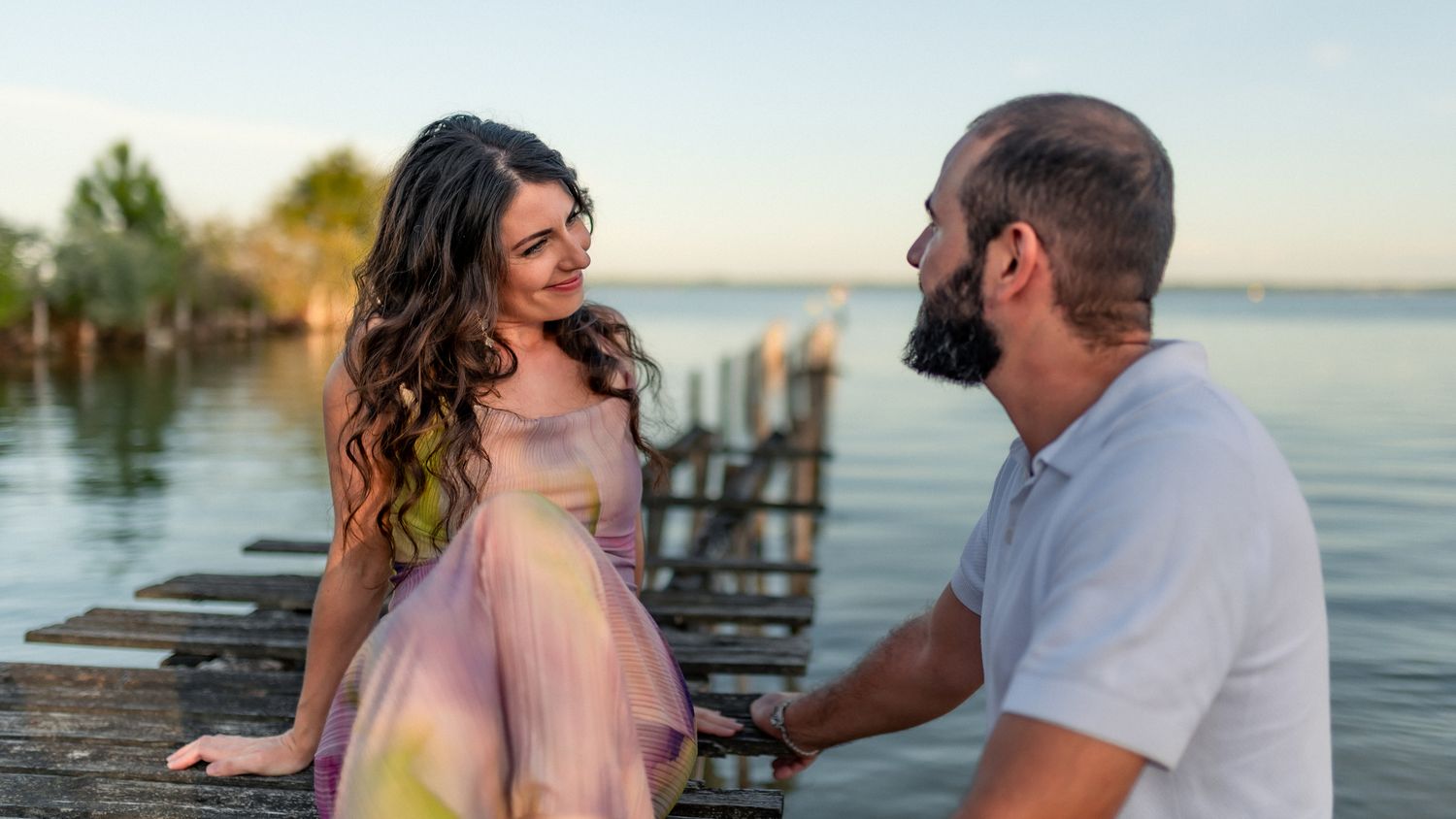 Couple amoureux échangeant un regard complice au bord du lac à Biscarrosse