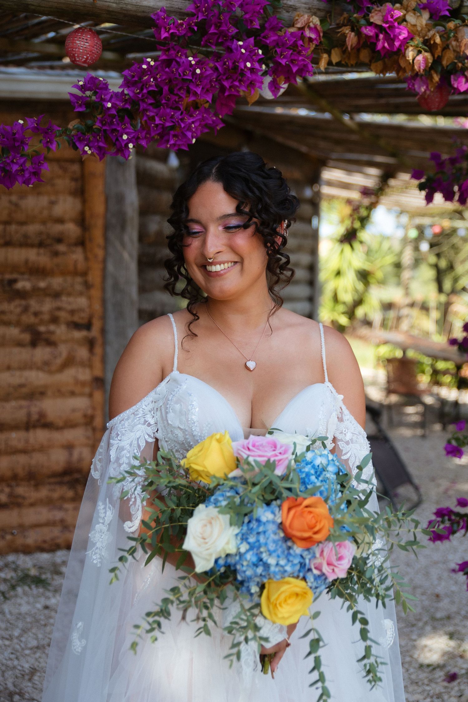 Noiva sorri enquanto segura bouquet durante a preparação para casamento em Alcobaça, Porto.