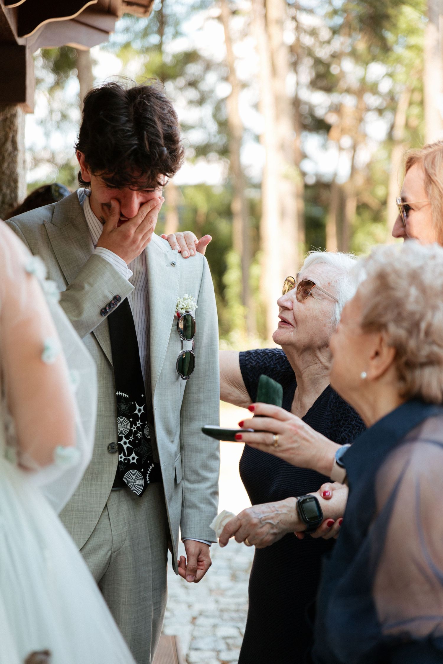 Noivo chora em momento de emoção enquanto avós entregam anéis durante cerimónia de casamento, no casamento civil em Santo Tirso.