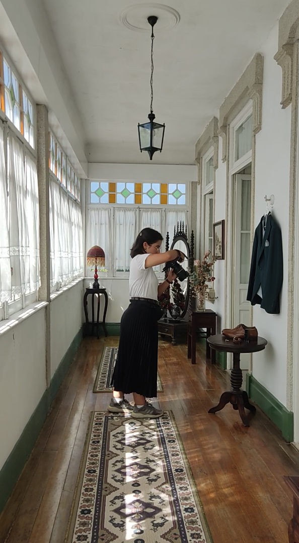 Cristiana Ribeiro fotografa detalhes da preparação do noivo no corredor de quinta histórica, com velharias à volta.