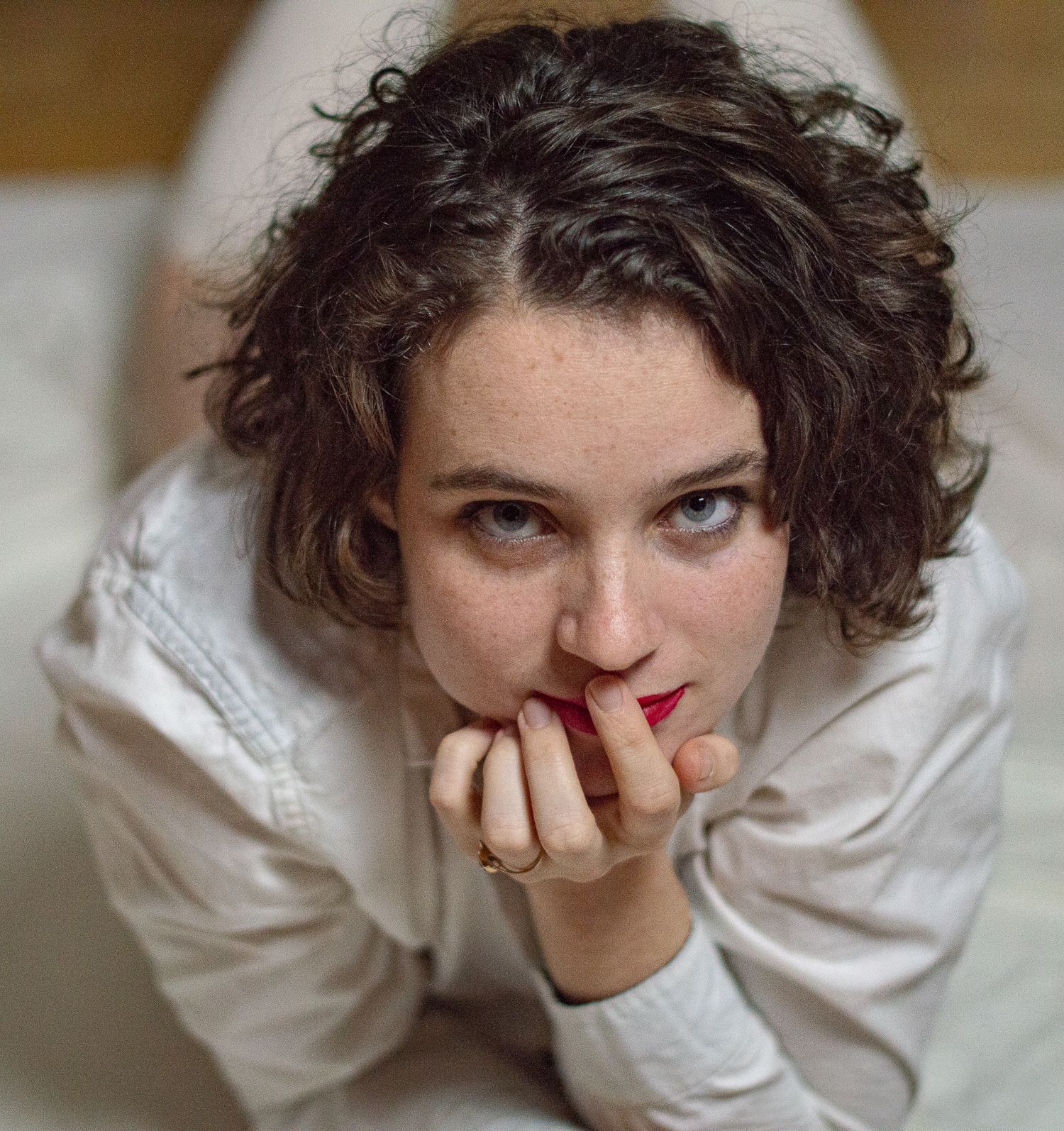 portrait d'une femme qui regarde l'objectif lors d'une séance transformation.