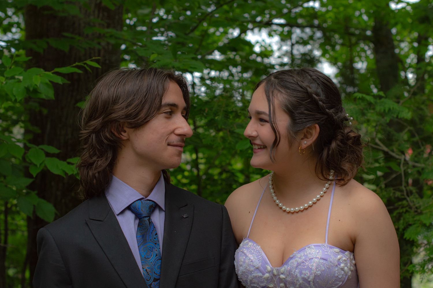 Portrait de couple en lumière naturelle lors d’une séance photo pour leur bal en Estrie