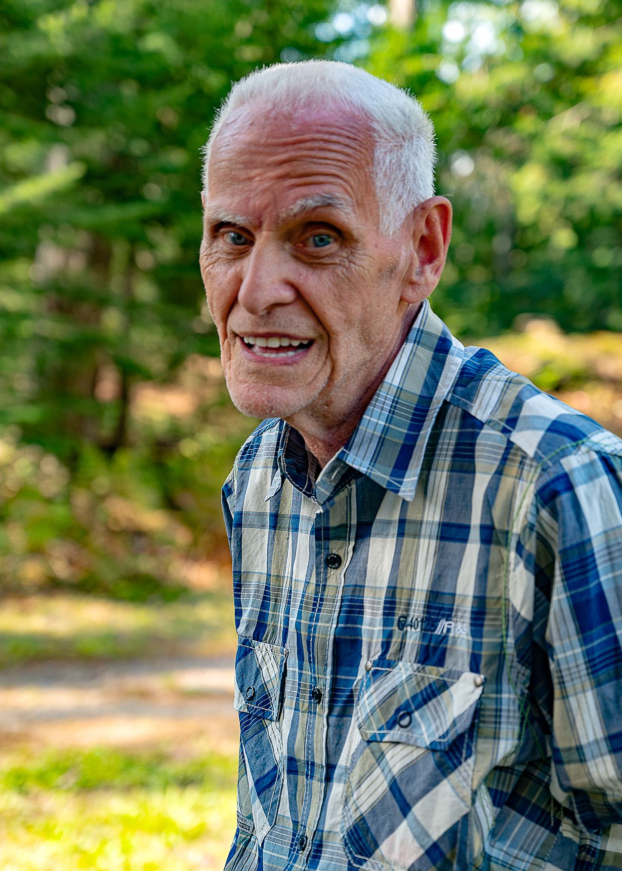 Portrait d’homme en nature lors d’une séance photo en Estrie