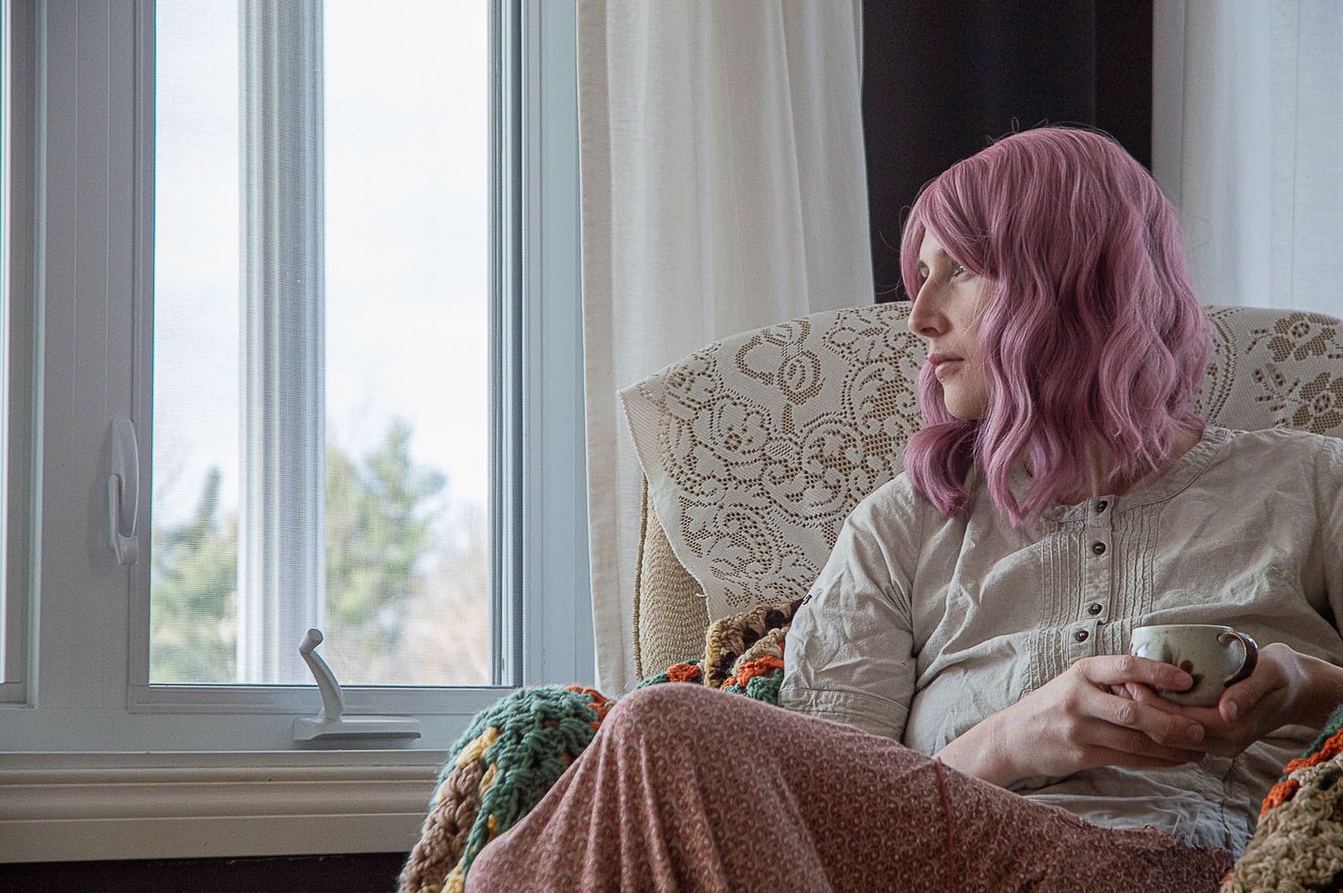 Portrait de femme en lumière naturelle près d’une fenêtre lors d’une séance photo en Estrie