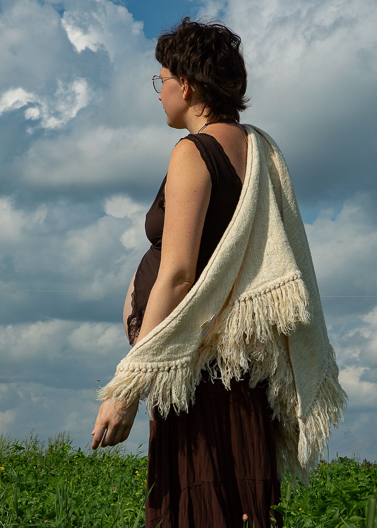Femme enceinte en extérieur lors d’une séance maternité en Estrie