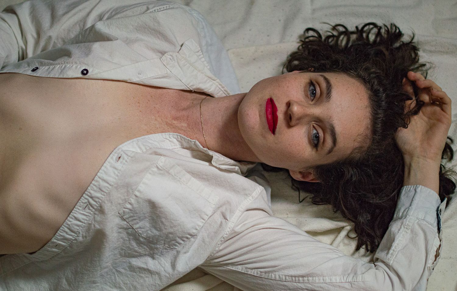 Portrait de femme allongée lors d’une séance de transformation en Estrie