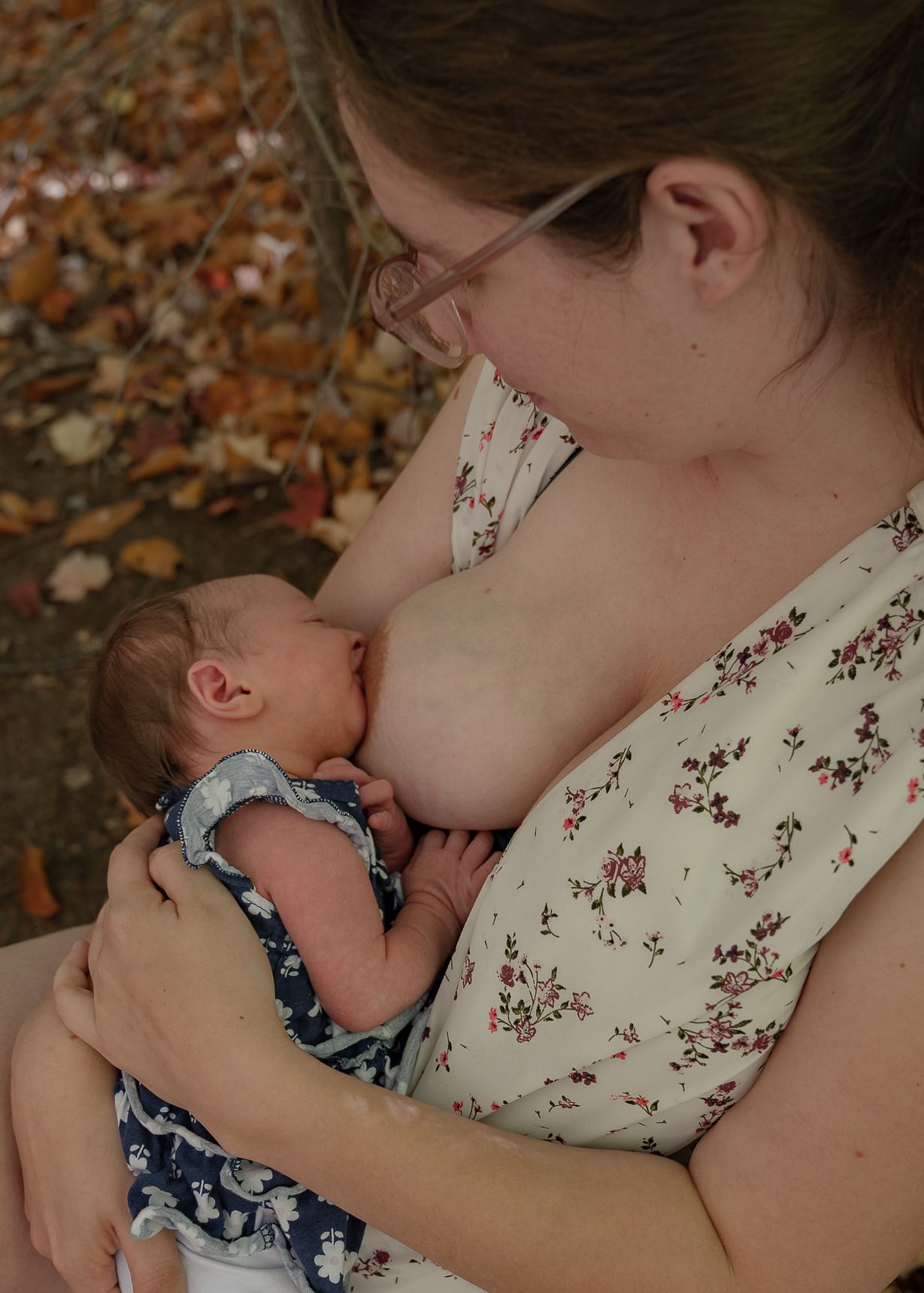 Mère allaitant son bébé en nature lors d’un moment de lien mère-enfant en Estrie