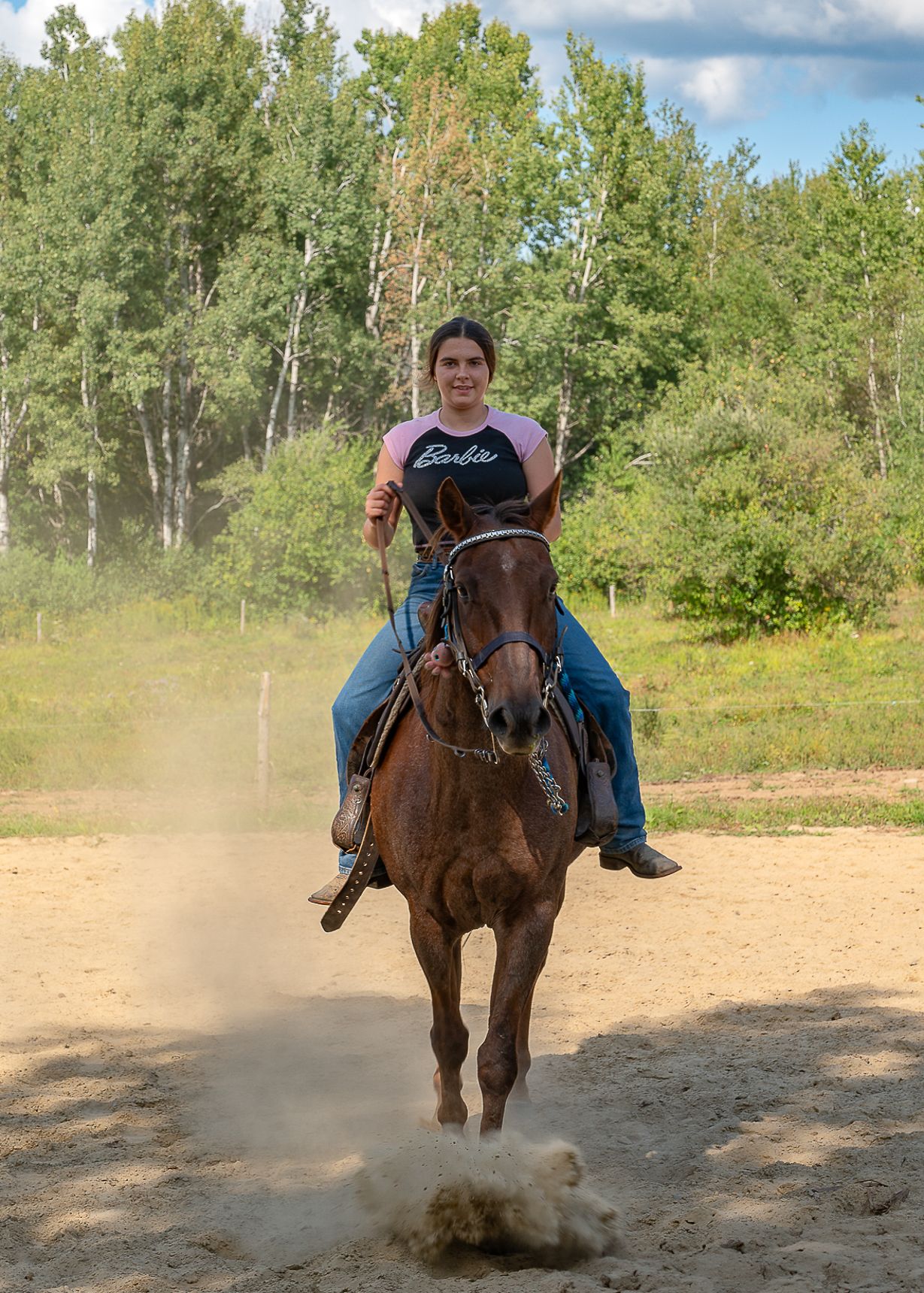 Personne à cheval en mouvement en nature lors d’une séance photo en Estrie