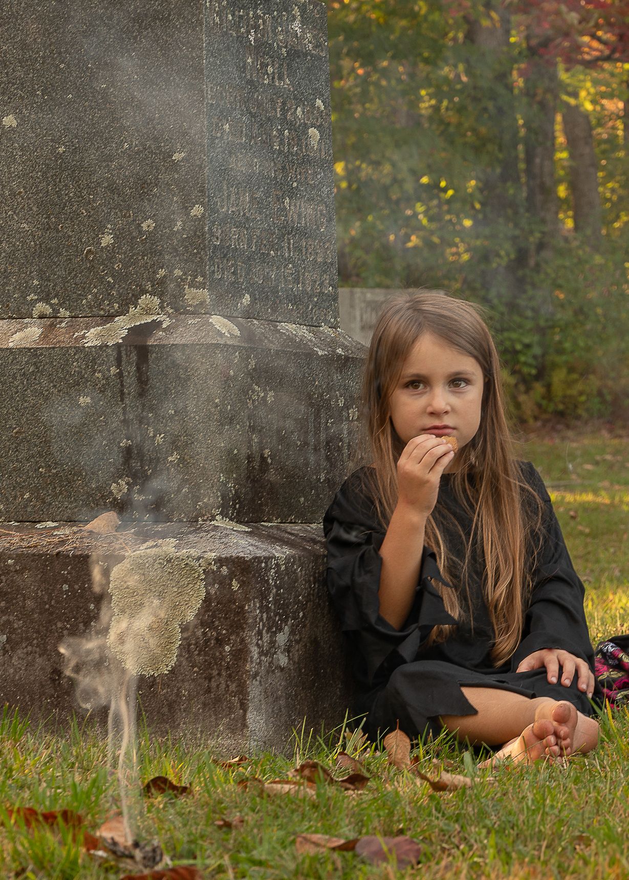 Enfant qui pose pour un créatif lors de halloween. Séance famille