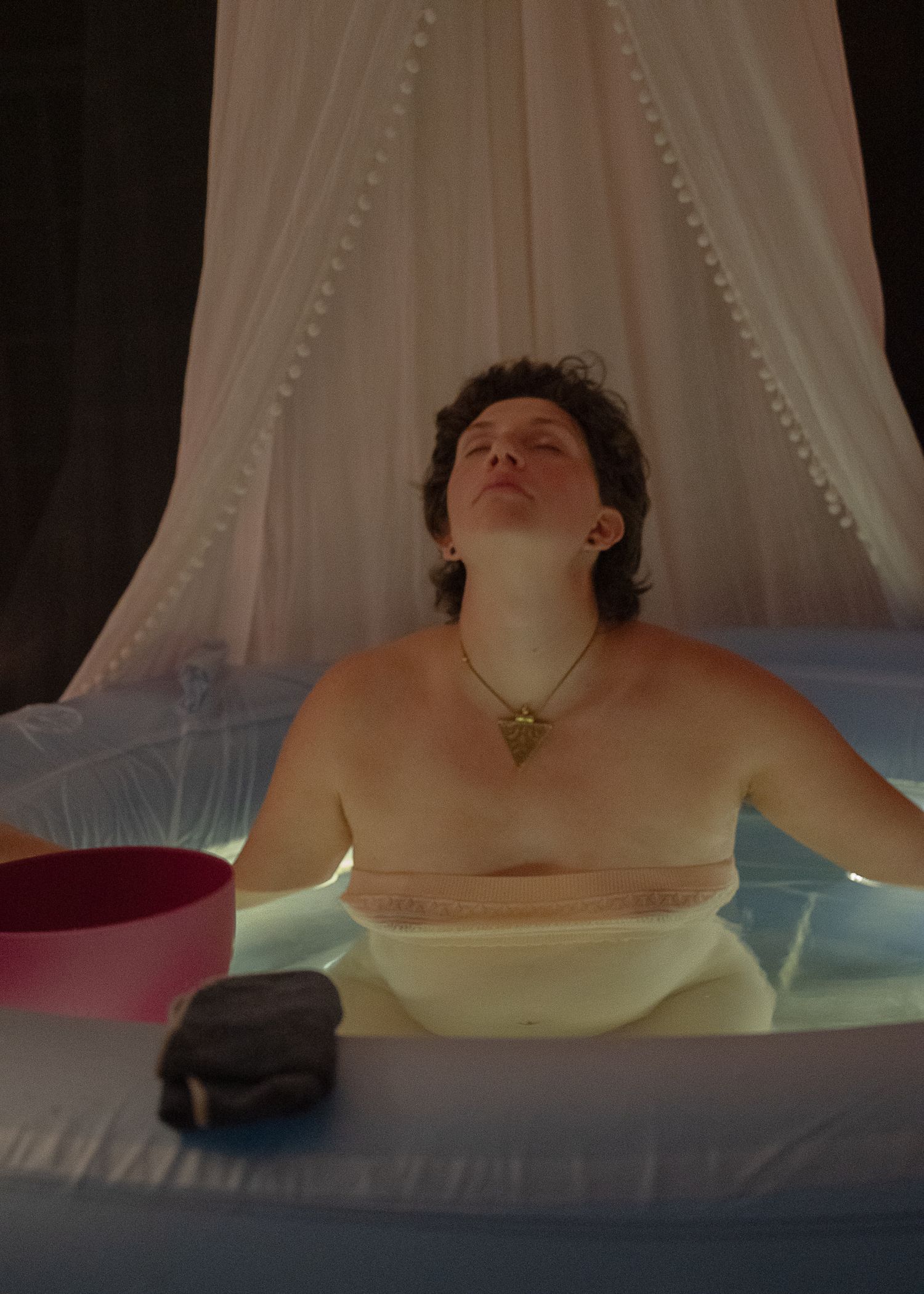 Femme dans un bain lors d’un moment d’enfantement en Estrie