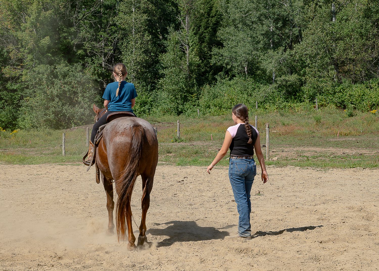 Enfant à cheval accompagné d’un adulte lors d’une séance photo en Estrie