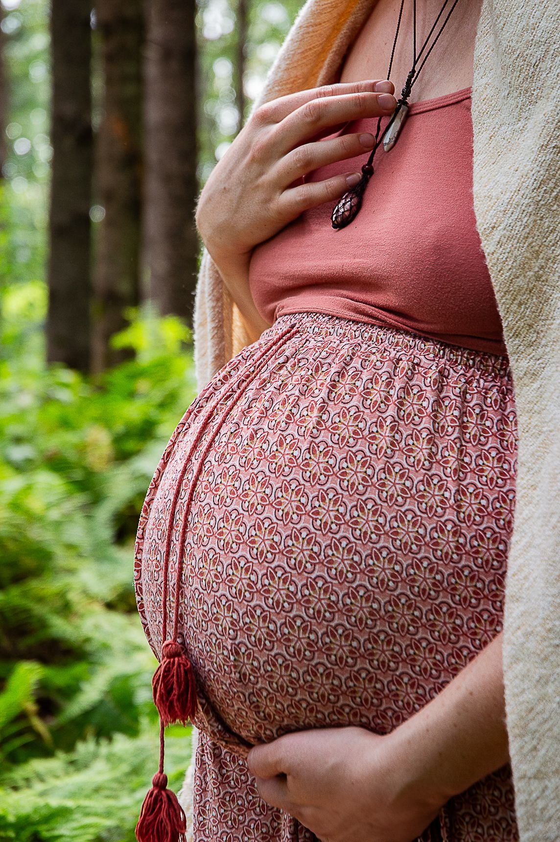 Ventre de femme enceinte en nature lors d’une séance maternité en Estrie