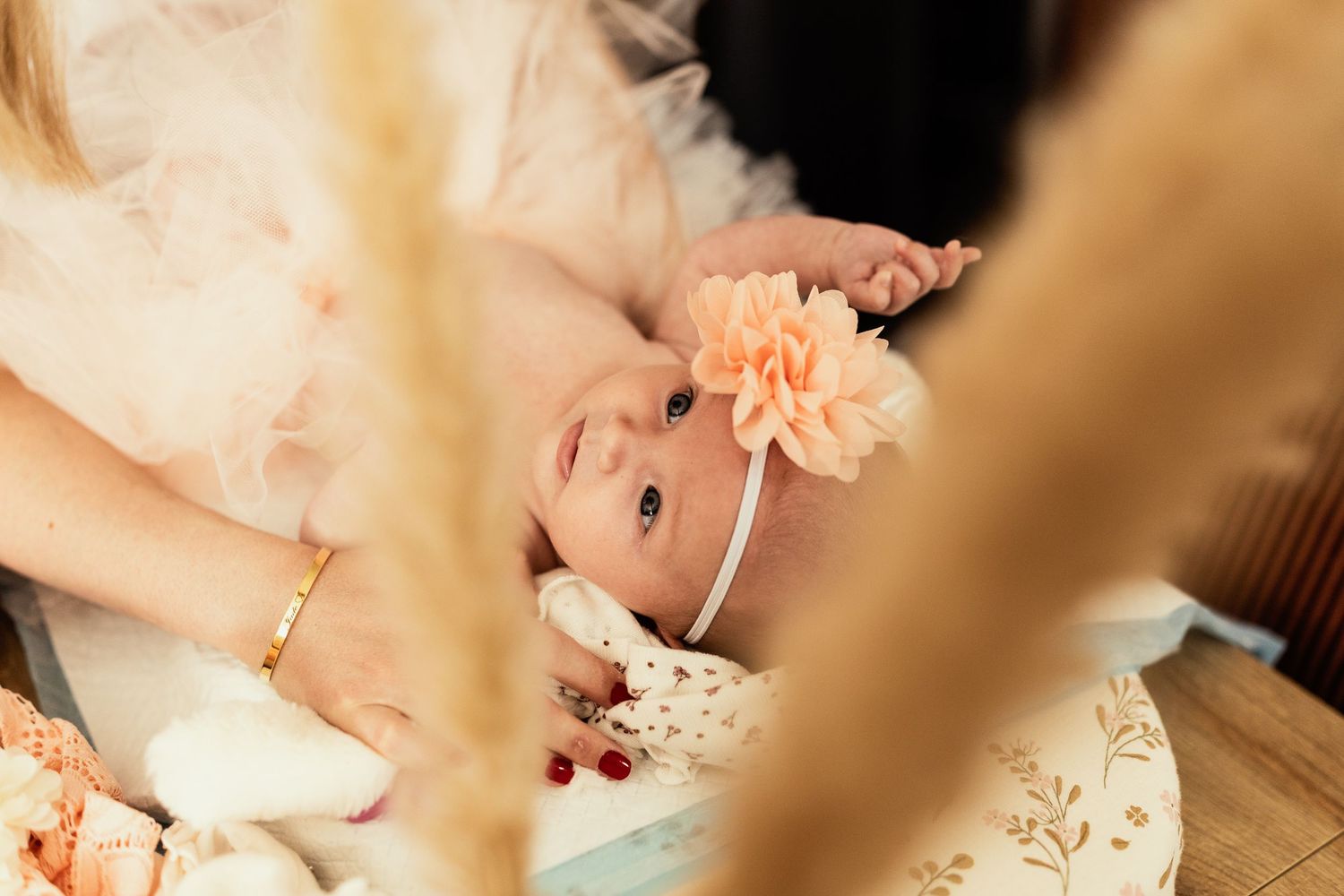 Bébé nouveau-né avec bandeau fleuri – Séance naissance Calais – Photographe naissance Côte d'Opale Thomas Denaveaut