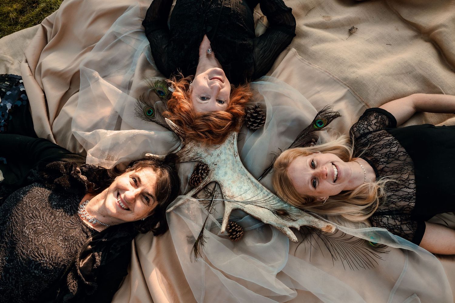 Quatre femmes allongées en cercle en extérieur – Shooting groupe musical FAH – Thomas Denaveaut photographe Côte d'Opale