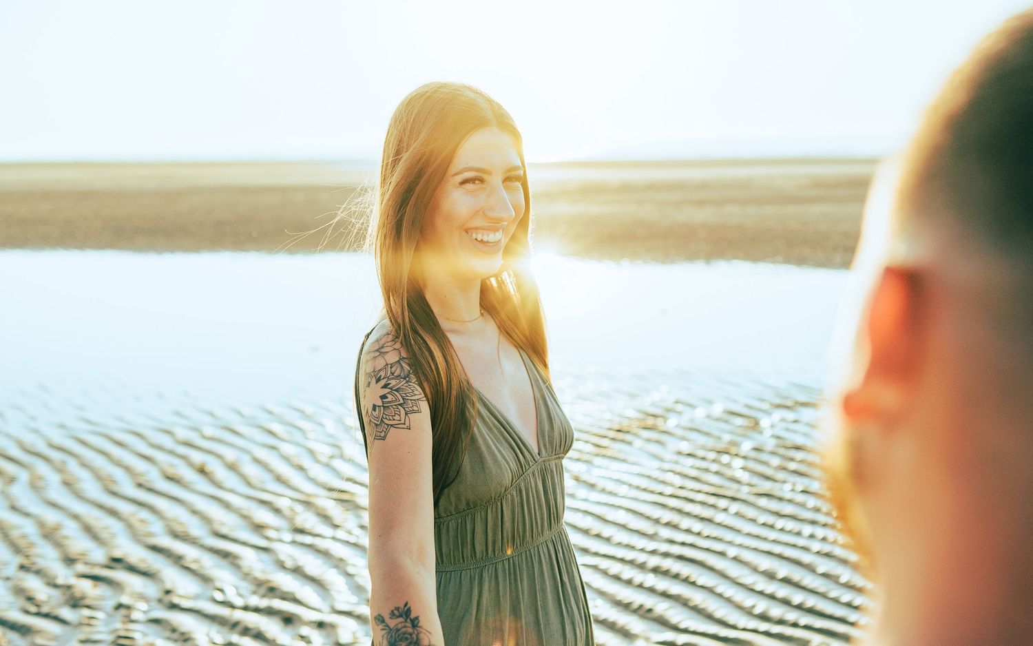 Femme souriante sur la plage – Séance photo couple engagement Côte d'Opale – Thomas Denaveaut photographe Calais