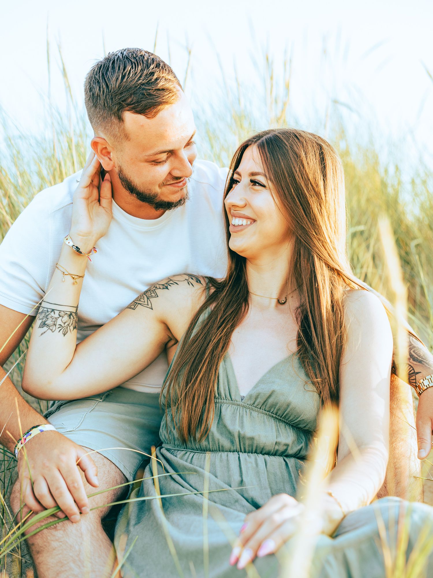 Séance couple dans les herbes en bord de mer – Photographe couple engagement Côte d'Opale – Thomas Denaveaut Calais