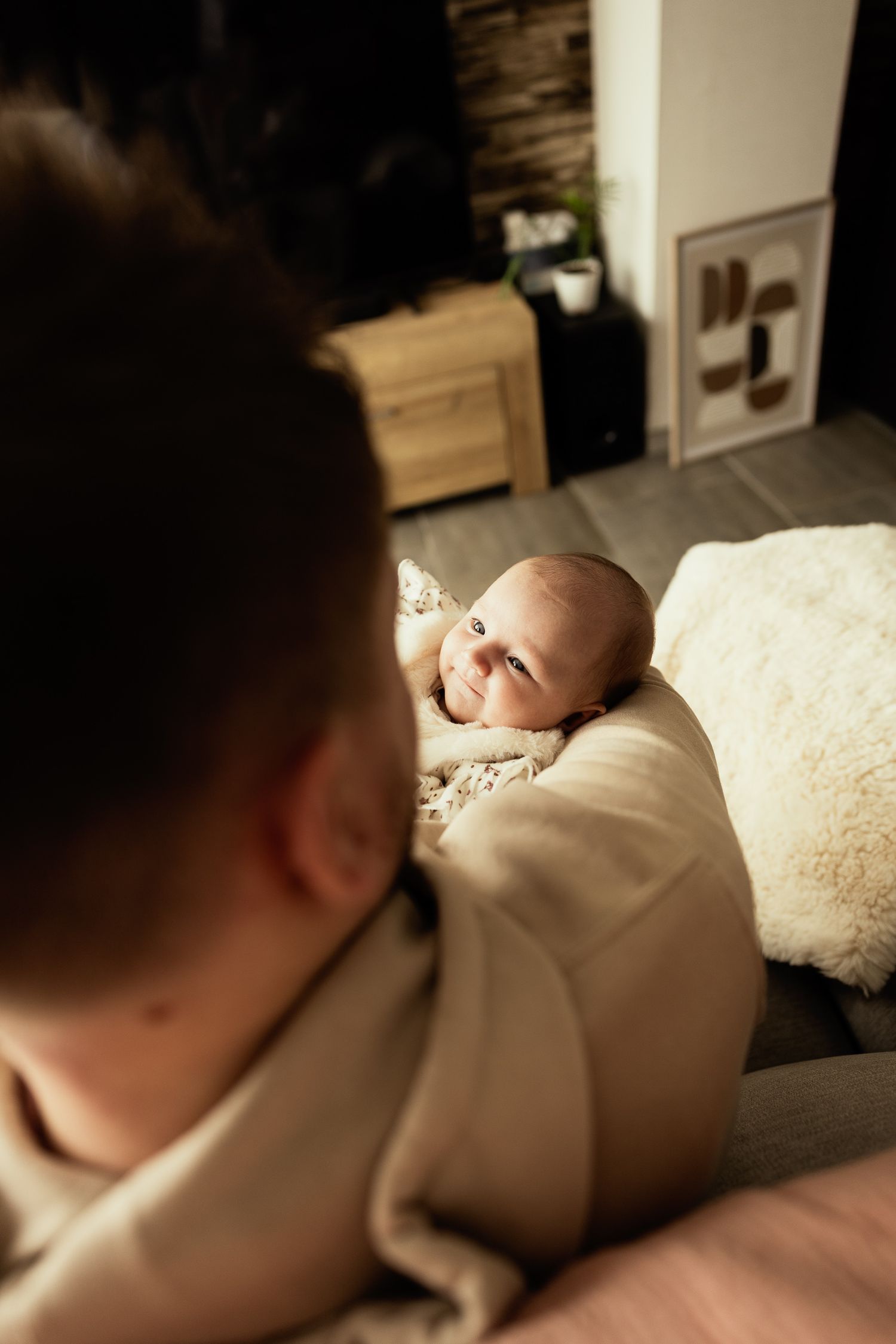 Papa et nouveau-né – Séance naissance haut de gamme Calais – Thomas Denaveaut photographe